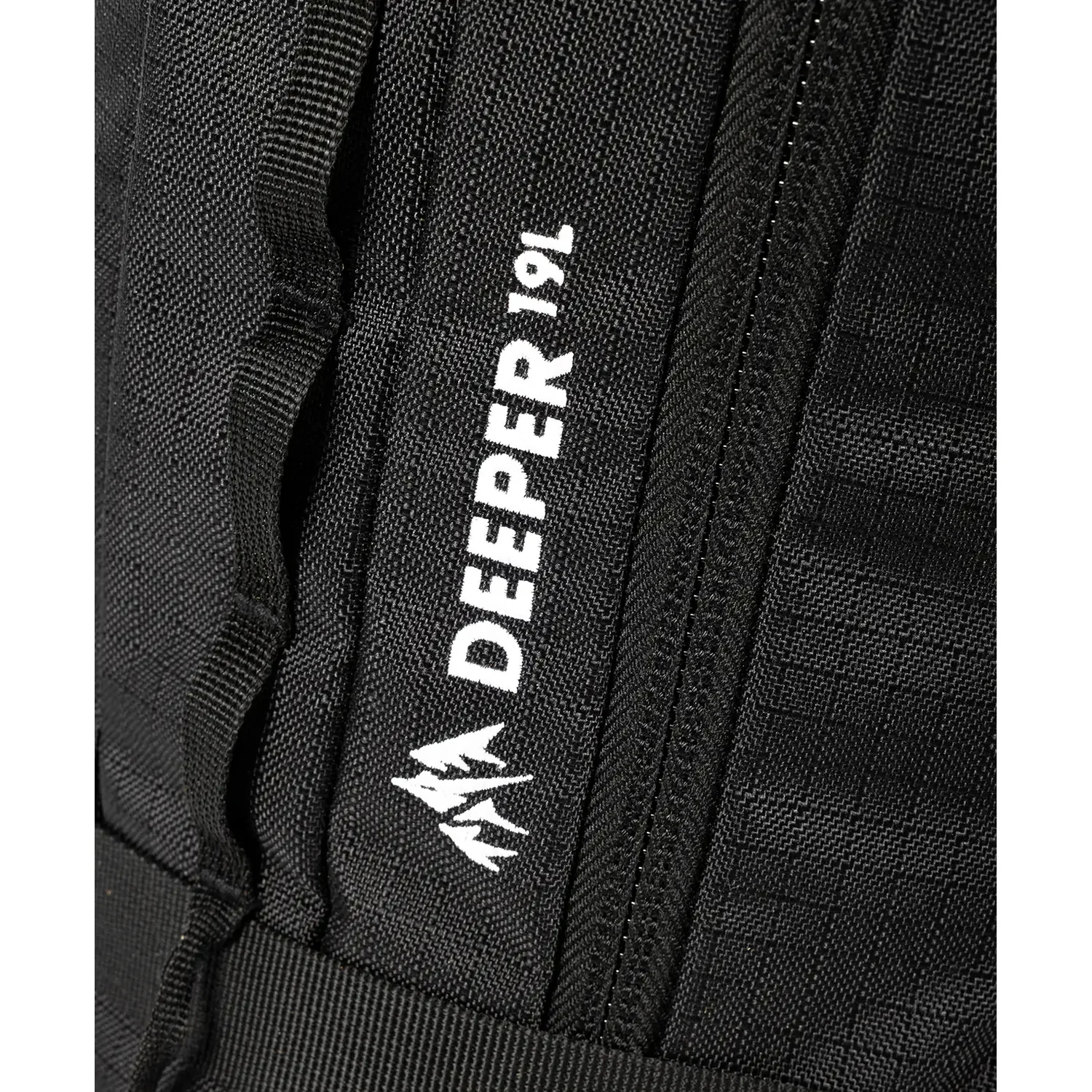 Rucksack, schwarzes Gewebe, Schultergurt, weißer Aufdruck