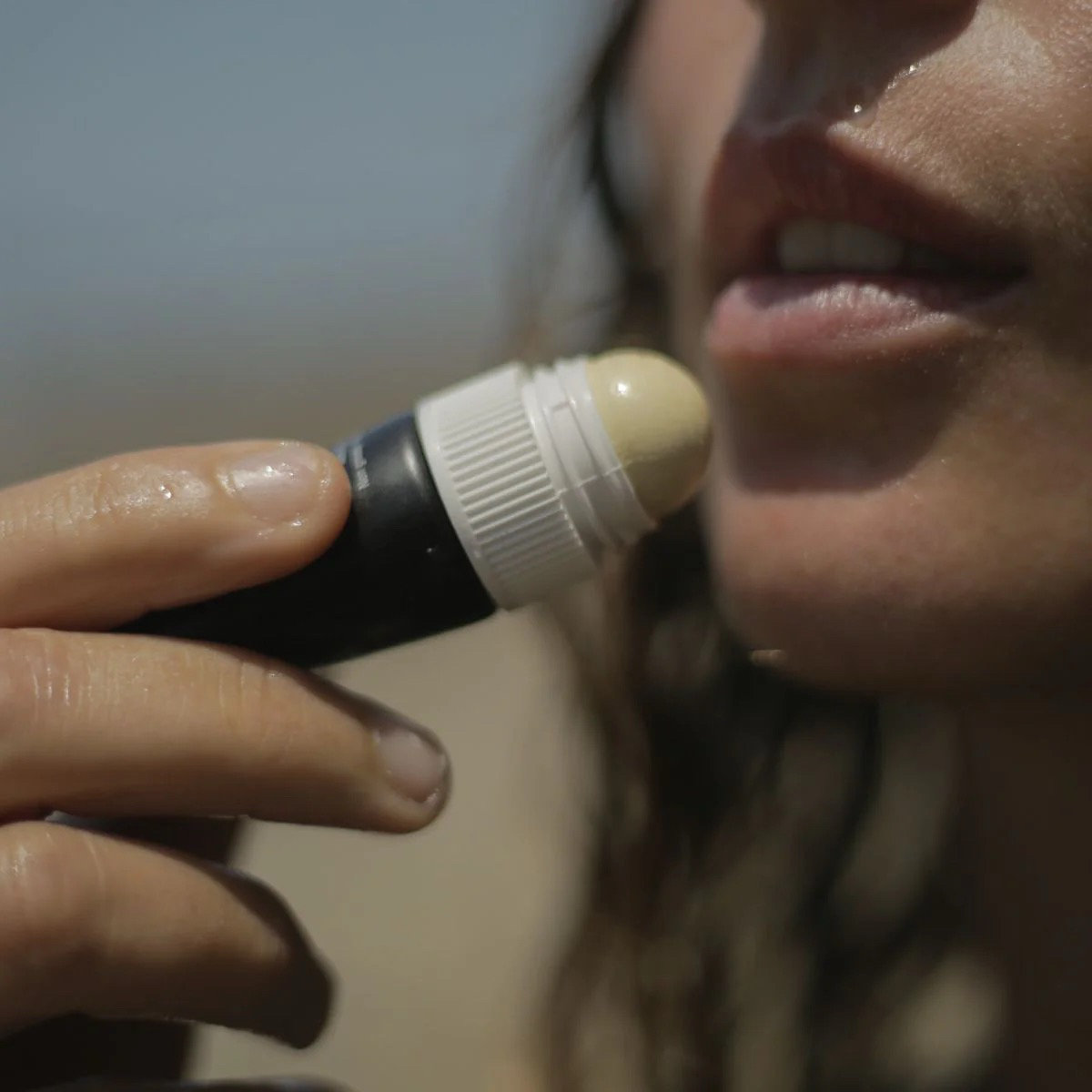 Finger, Hand, Person, Kosmetik, Lippenstift