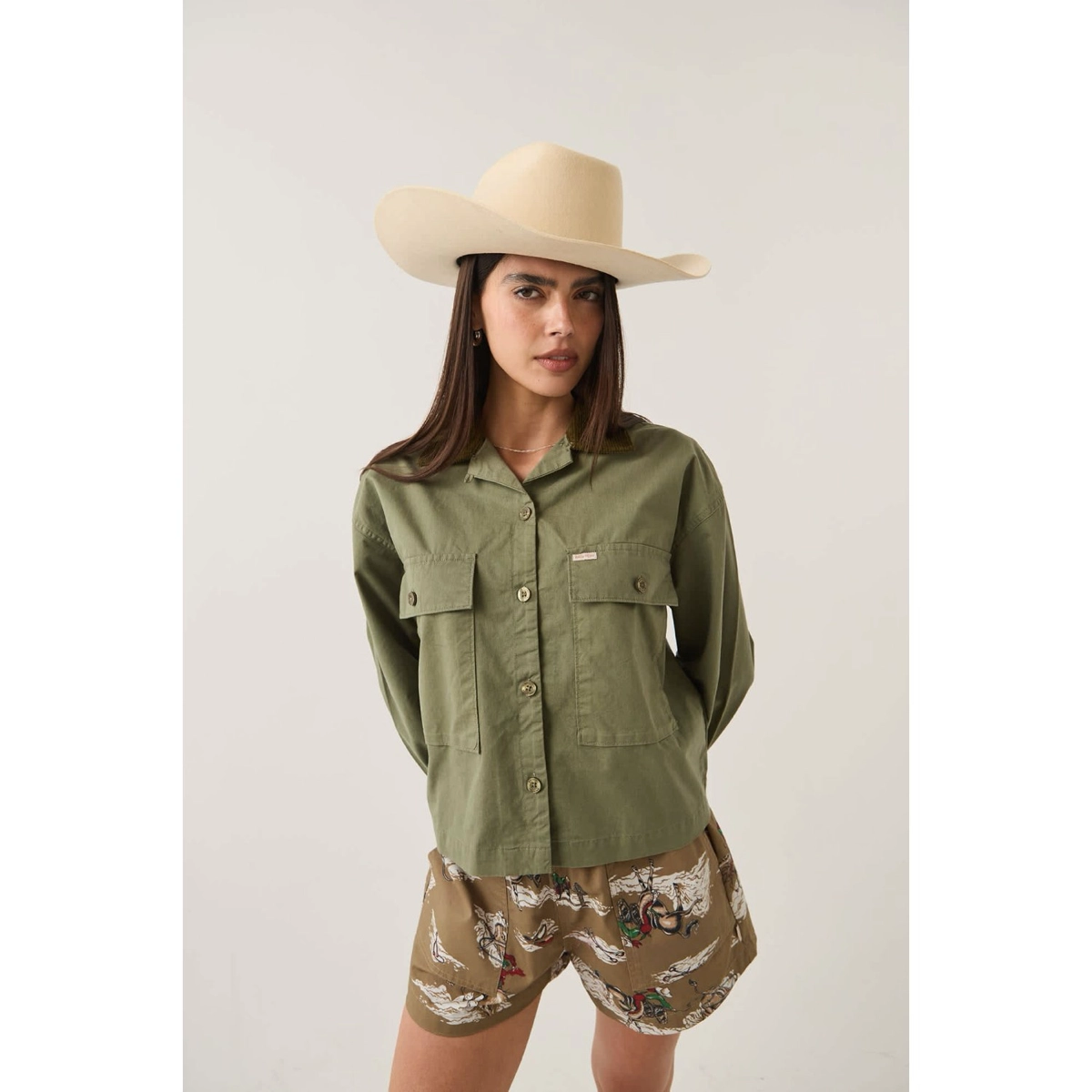 veste vert olive, veste de terrain, patte de boutonnage, vert militaire, poches sur le devant, chemise en toile, veste olive, manches longues, poches sur le devant, chapeau à large bord