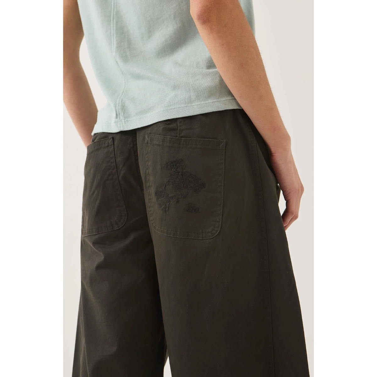 Utility Everyday Barrel Pant W Hose, Stoffhose, Hose aus Baumwolle, Rückentasche, Stickerei, Hose, Hosen-Pockets, Aufgesetzte Taschen, Stoff-Patch, dunkle Farbe