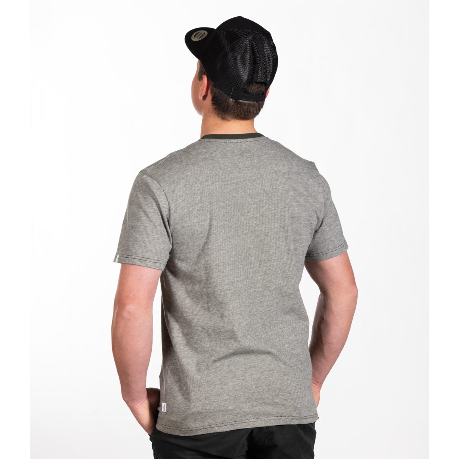 T-shirt, gris, manches courtes, col rond, tenue décontractée