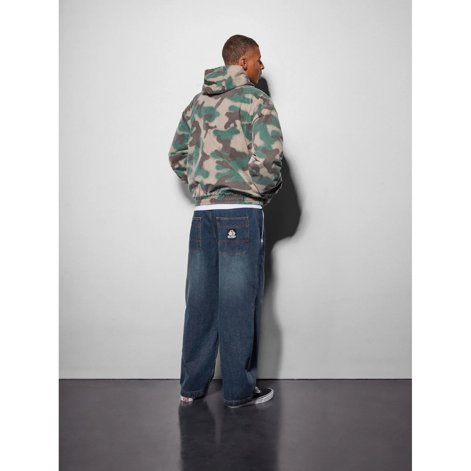Veste camouflage, motif camouflage, capuche, jean ample, bleu foncé