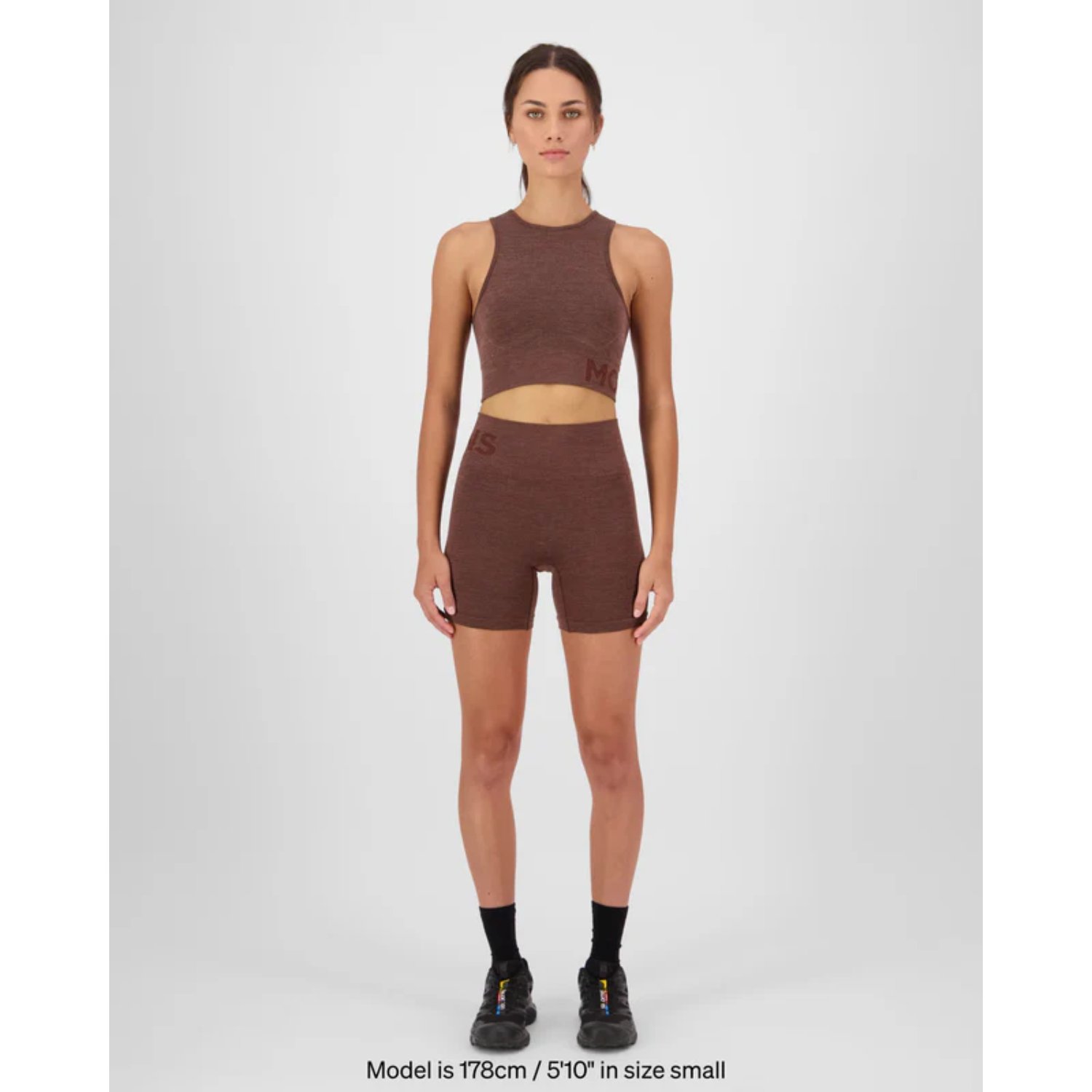 sportbekleidung, croptop, shorts, braun, zweiteiliges set