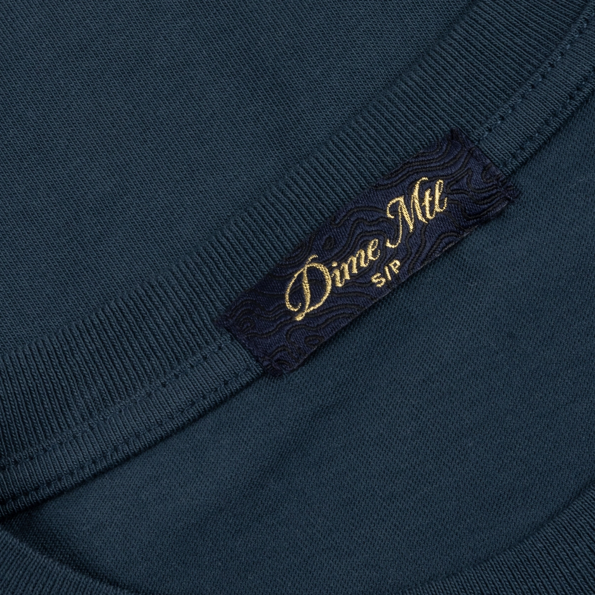 bleu foncé, tricot côtelé, bande de col, surpiqûre de l'étiquette, étiquette du t-shirt