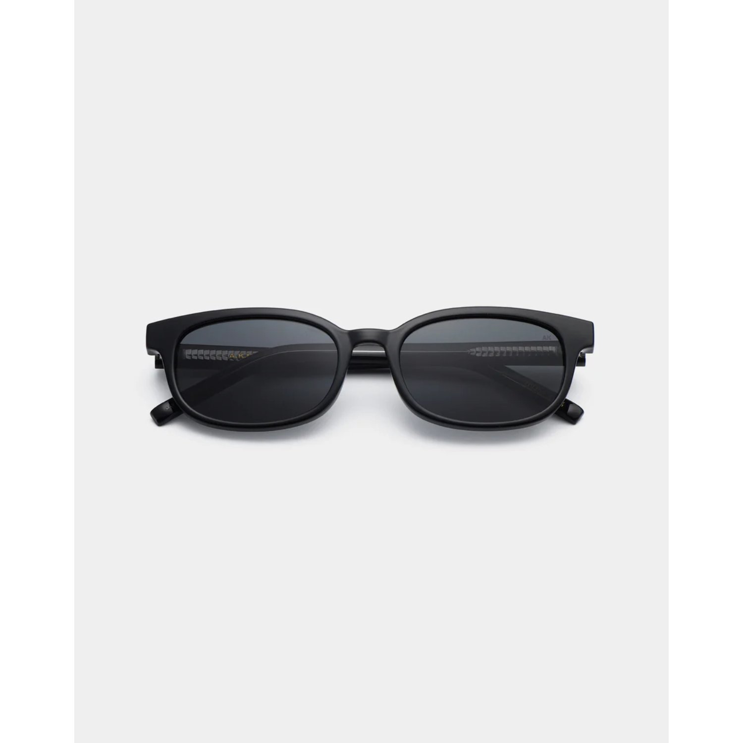 Lunettes de soleil, monture noire, verres ovales, monture en plastique, verres foncés