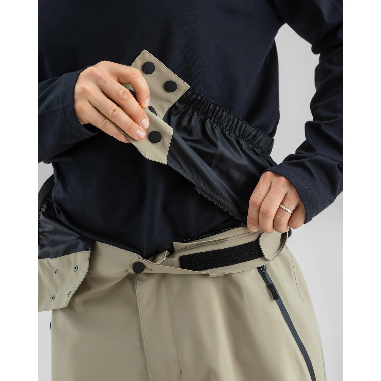 Omni Pants Wanderhose, beige, Bund mit Druckknöpfen, Reißverschlusstasche, verstellbarer Bund