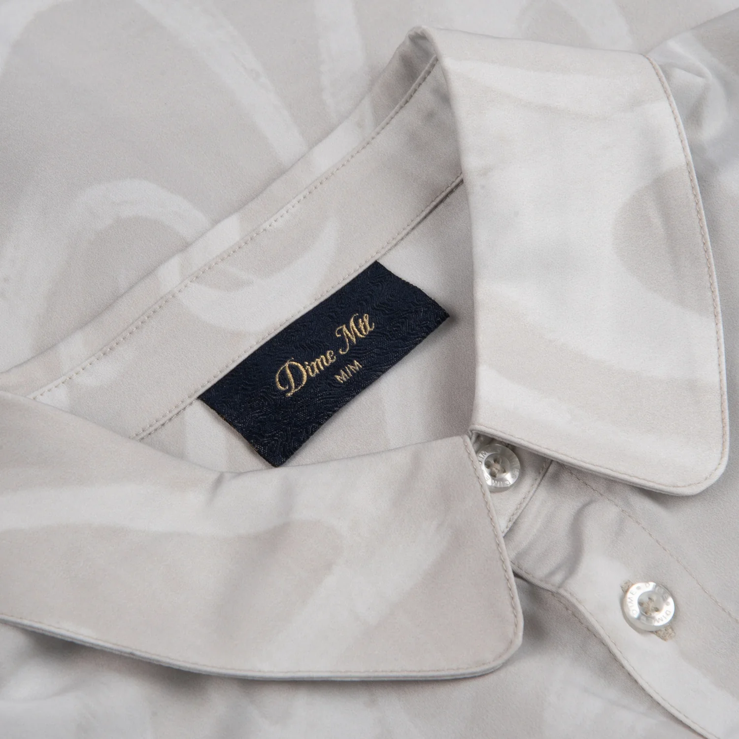 Chilling Satin Shirt Chemise, blanc crème, col pointu, patte de boutonnage, motif ton sur ton