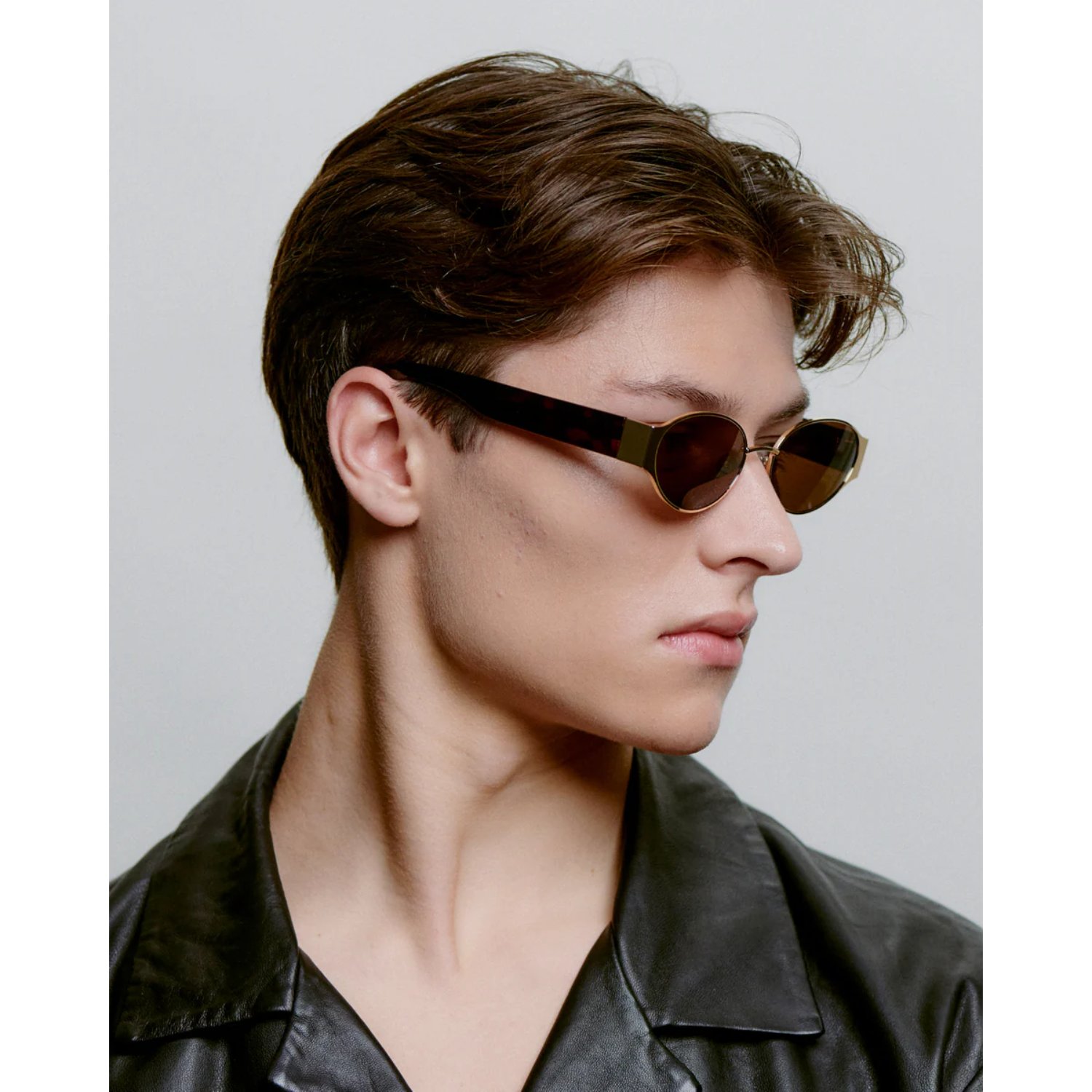 Bella Sonnenbrille, runde Gläser, Braune Fassungen, Schmale Bügel, Lederjacke