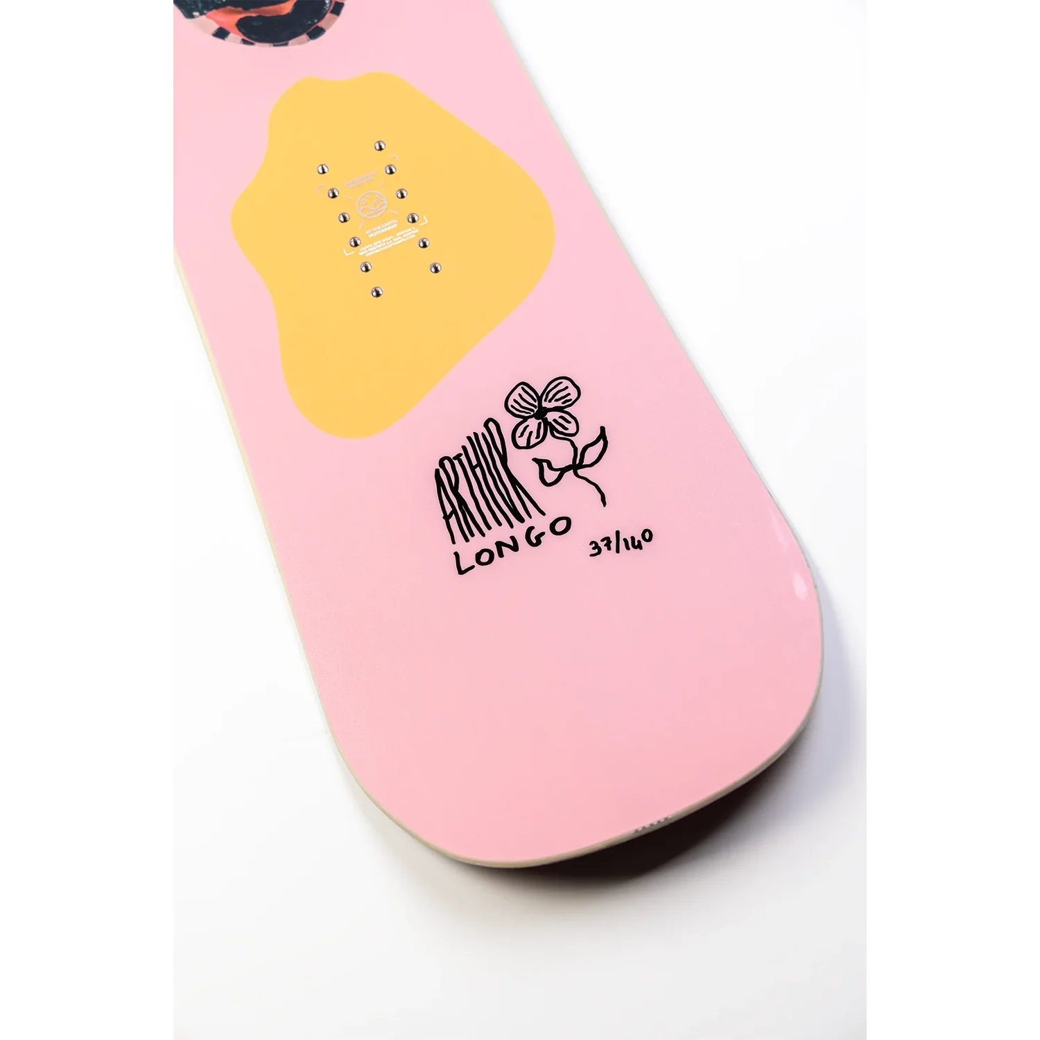 Aeronaut LTD Snowboard, rosa Oberfläche, gelbes Farbdesign, Blumenmotiv, Bindungseinsätze