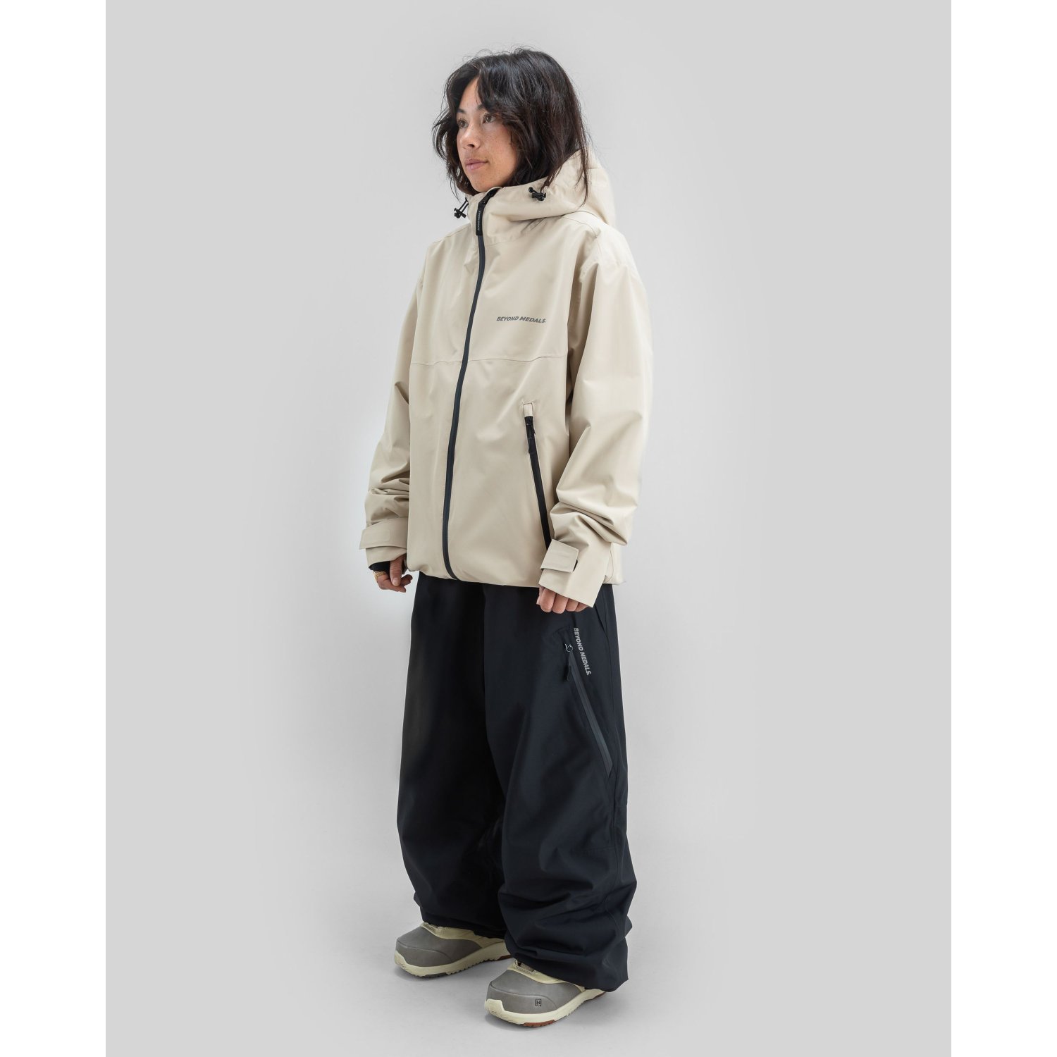 Park Jacket 2L Hooded jacket, Beige outerwear, Zipper pockets, Loose-fit pants, Snow sneakers