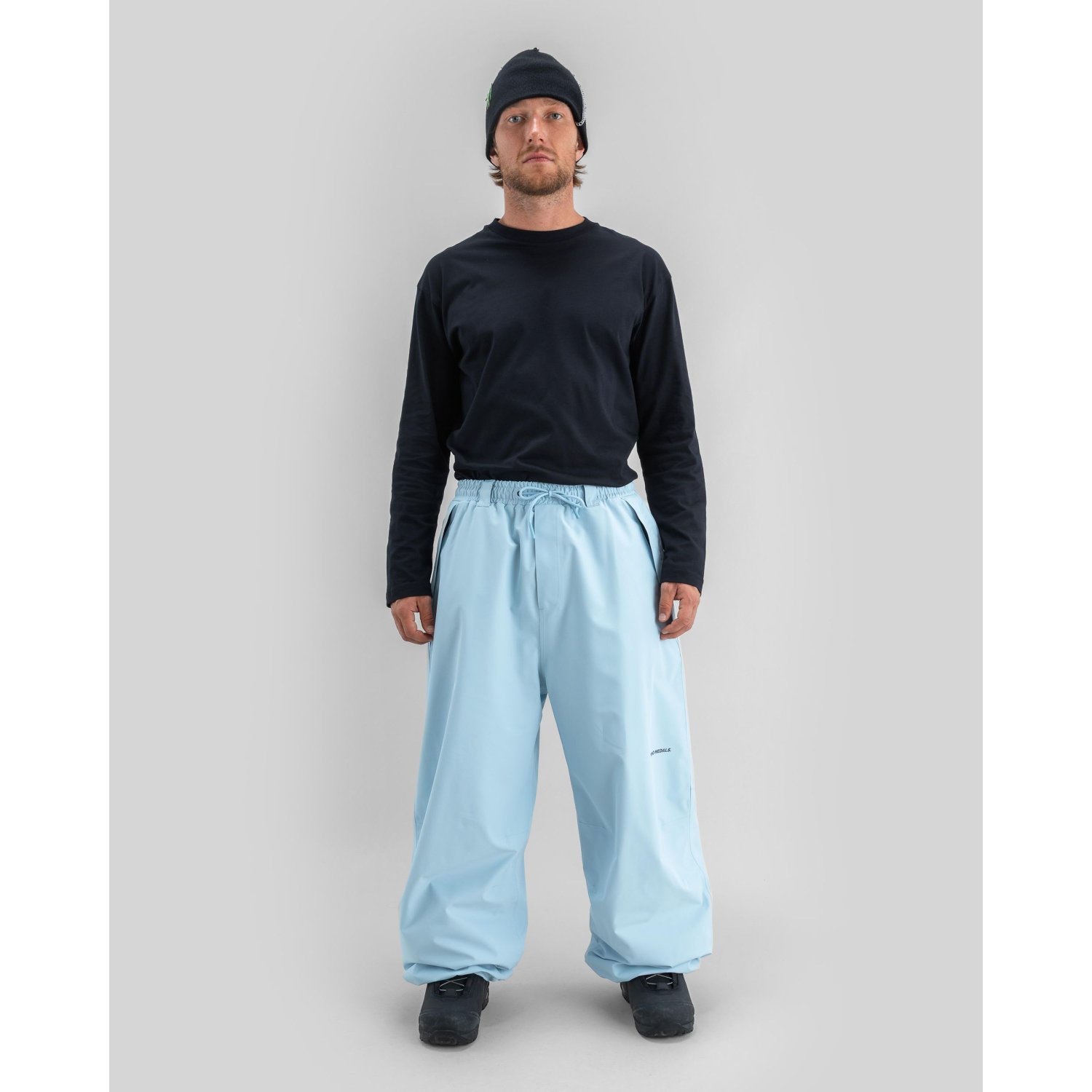 T-Shirt, Sweatshirt, Beanie, Oversized pants, Himmelblau Hose