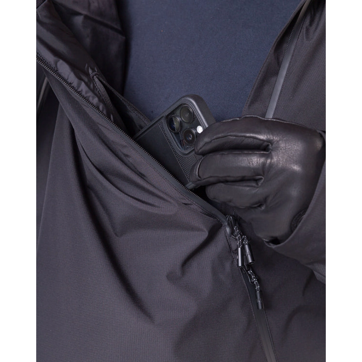 Veste imperméable, veste d’extérieur, fermeture éclair, sac, téléphone portable, veste, fermeture éclair, gant, smartphone, sac