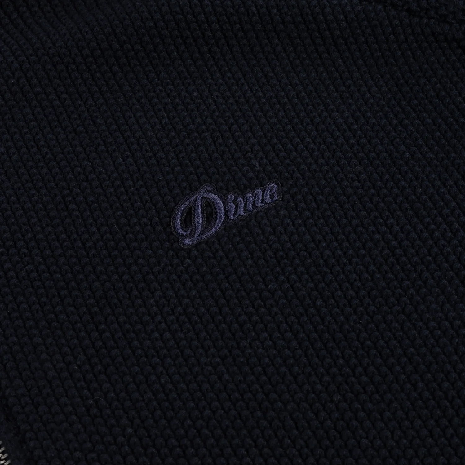 tissu noir, texture tricotée, logo Dior, broderie