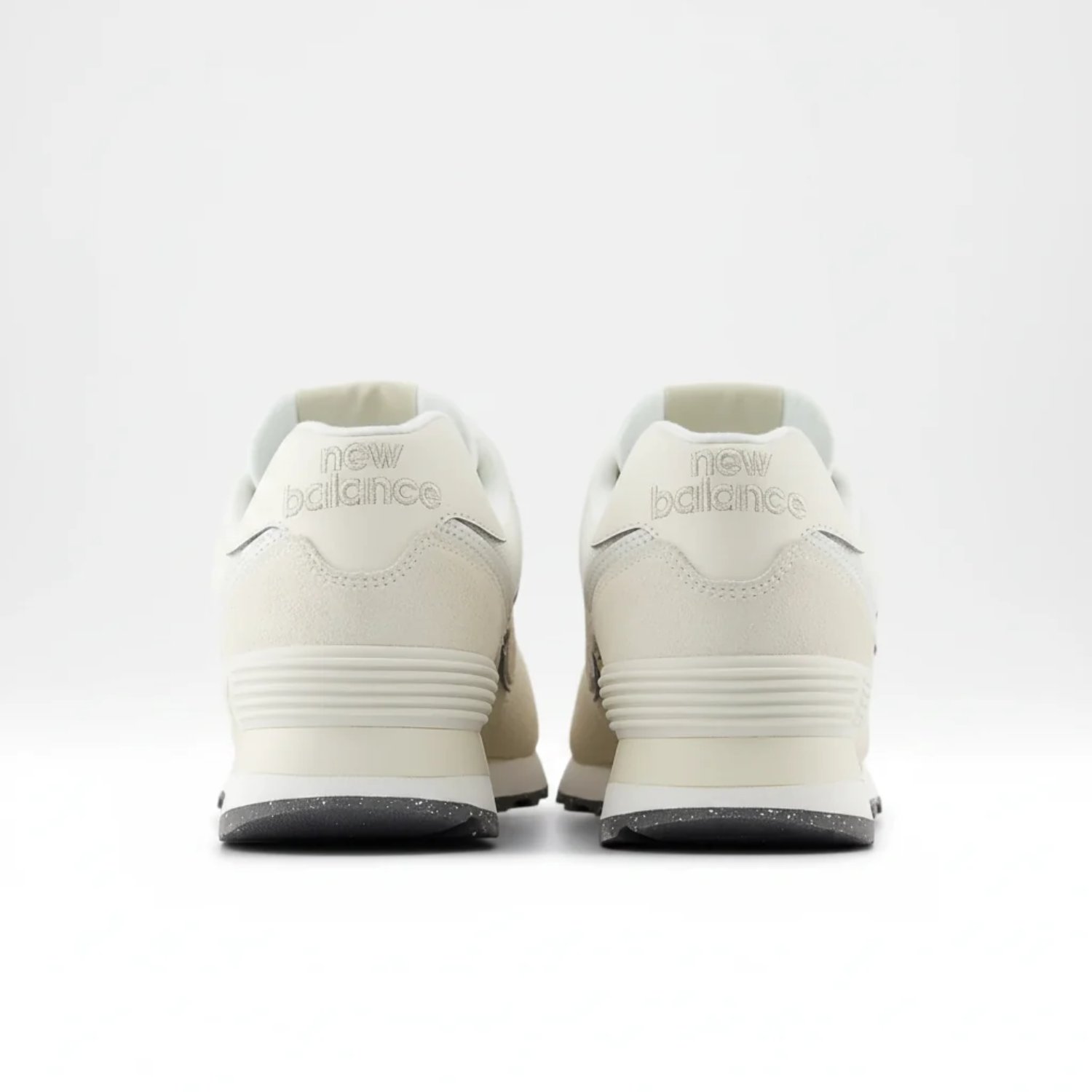 Baskets, blanches, montantes jusqu'à la cheville, logo sur le talon, semelle texturée