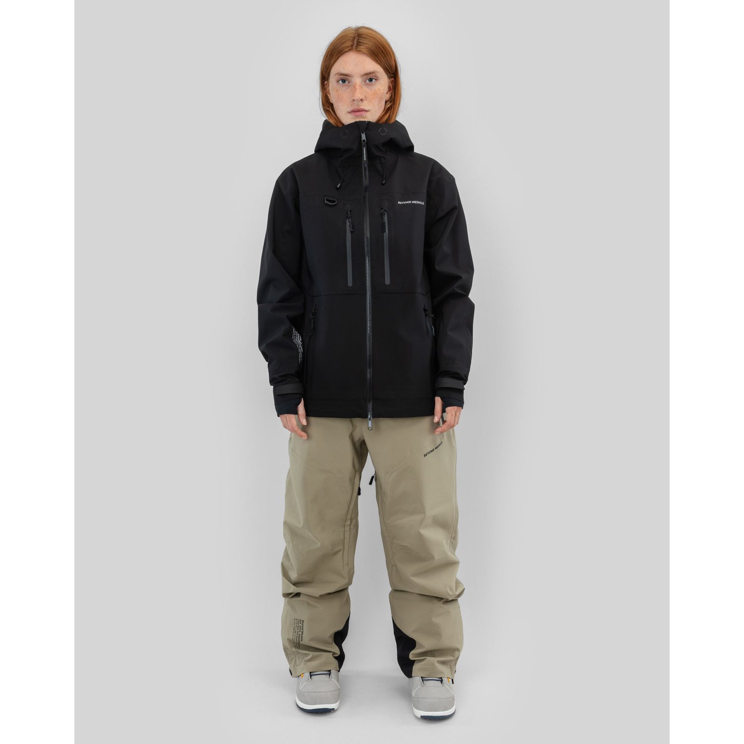 Winterjacke, schwarze Jacke, Softshell, Reißverschlusstaschen, Kapuze