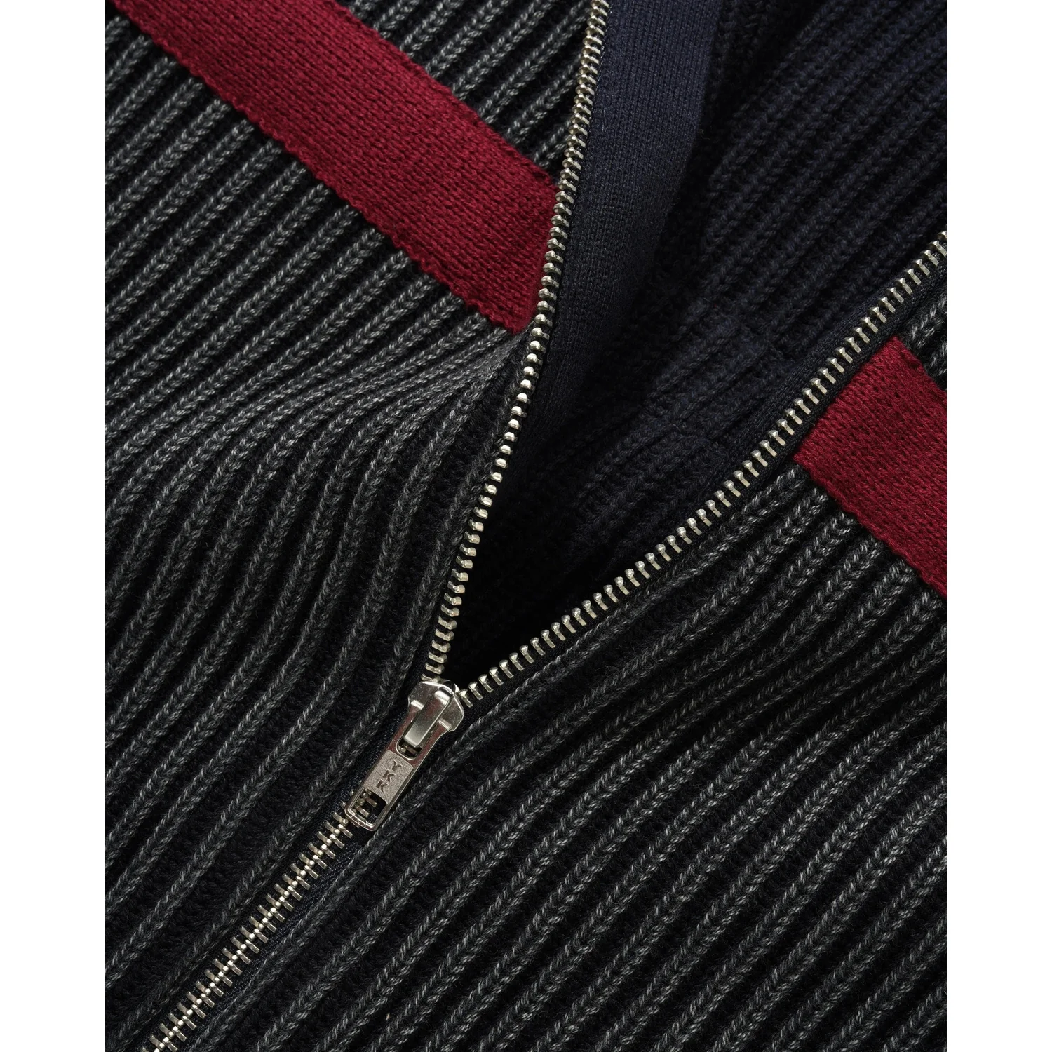 Bleach Zip-Thru Knit Strickjacke, Reißverschluss, Rippstrick, schwarz-grau gestreift, rote Streifen