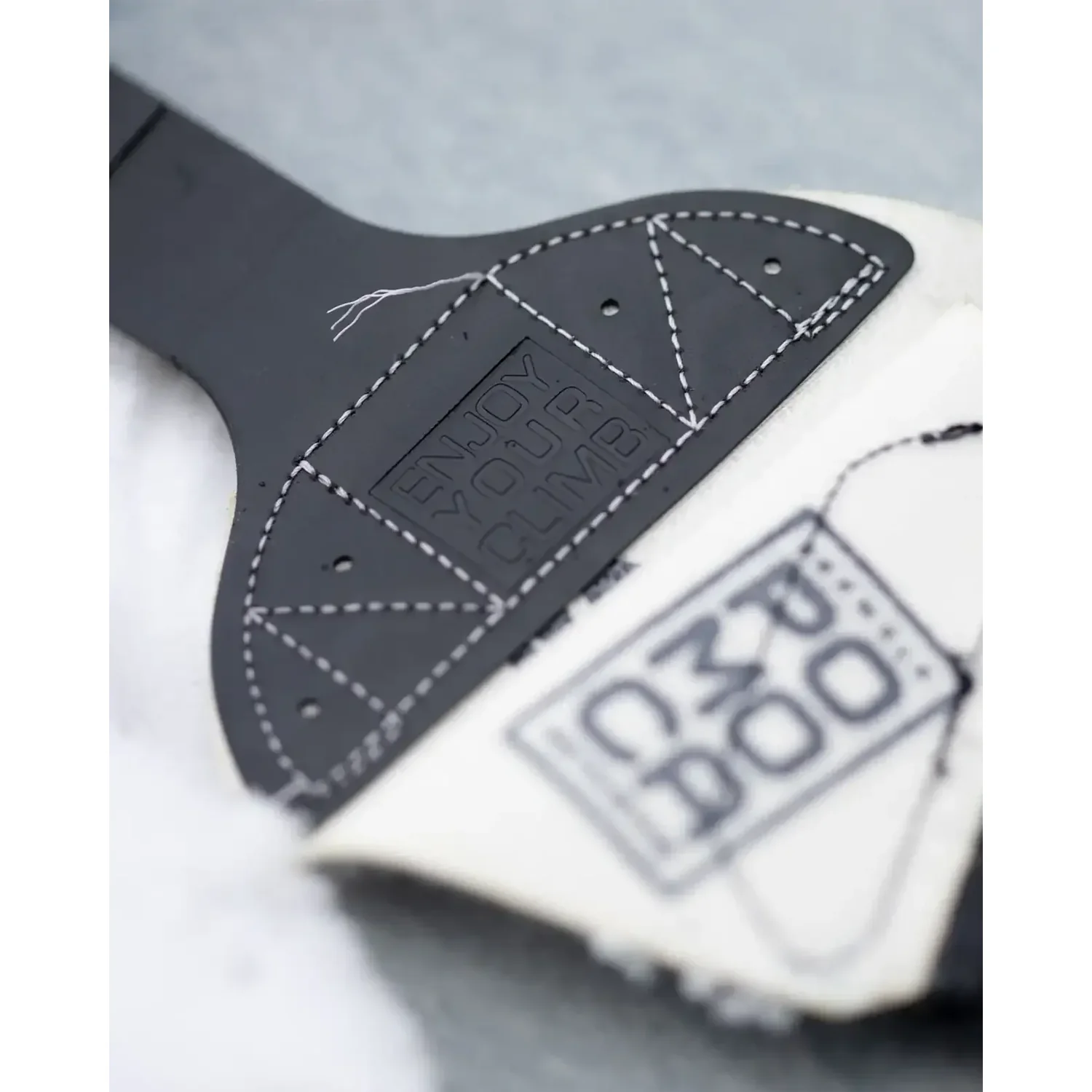 Nomad Pre-Cut Qt.Tc Schuh, schwarz-weiß, Kontrastnähte, perforiert