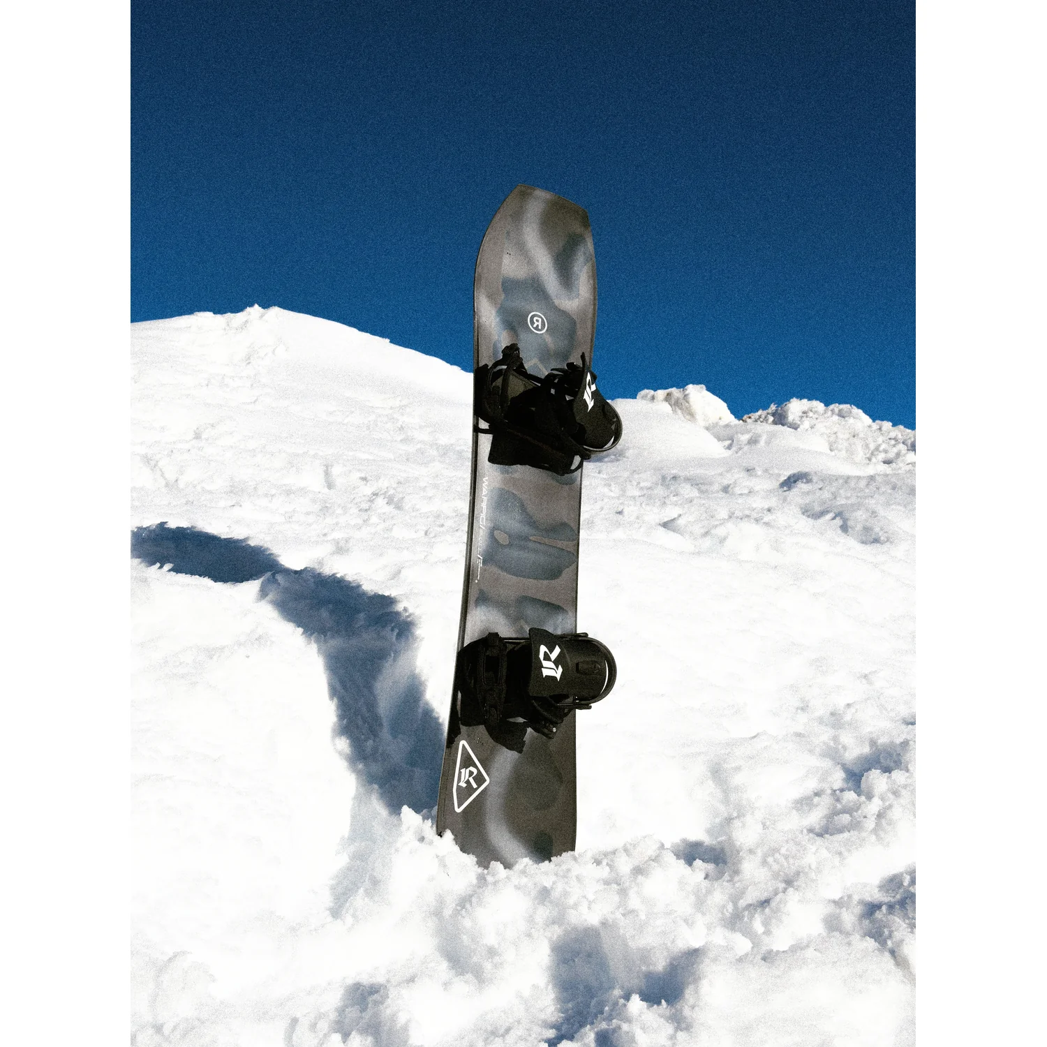 Warpig Snowboard, Schwarz-graues Design, Schneebrettbindungen, Wintersportausrüstung