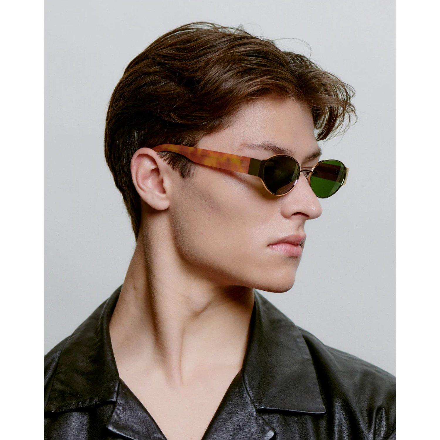 Bella lunettes de soleil, verres ronds, style corne, verres verts, veste en cuir