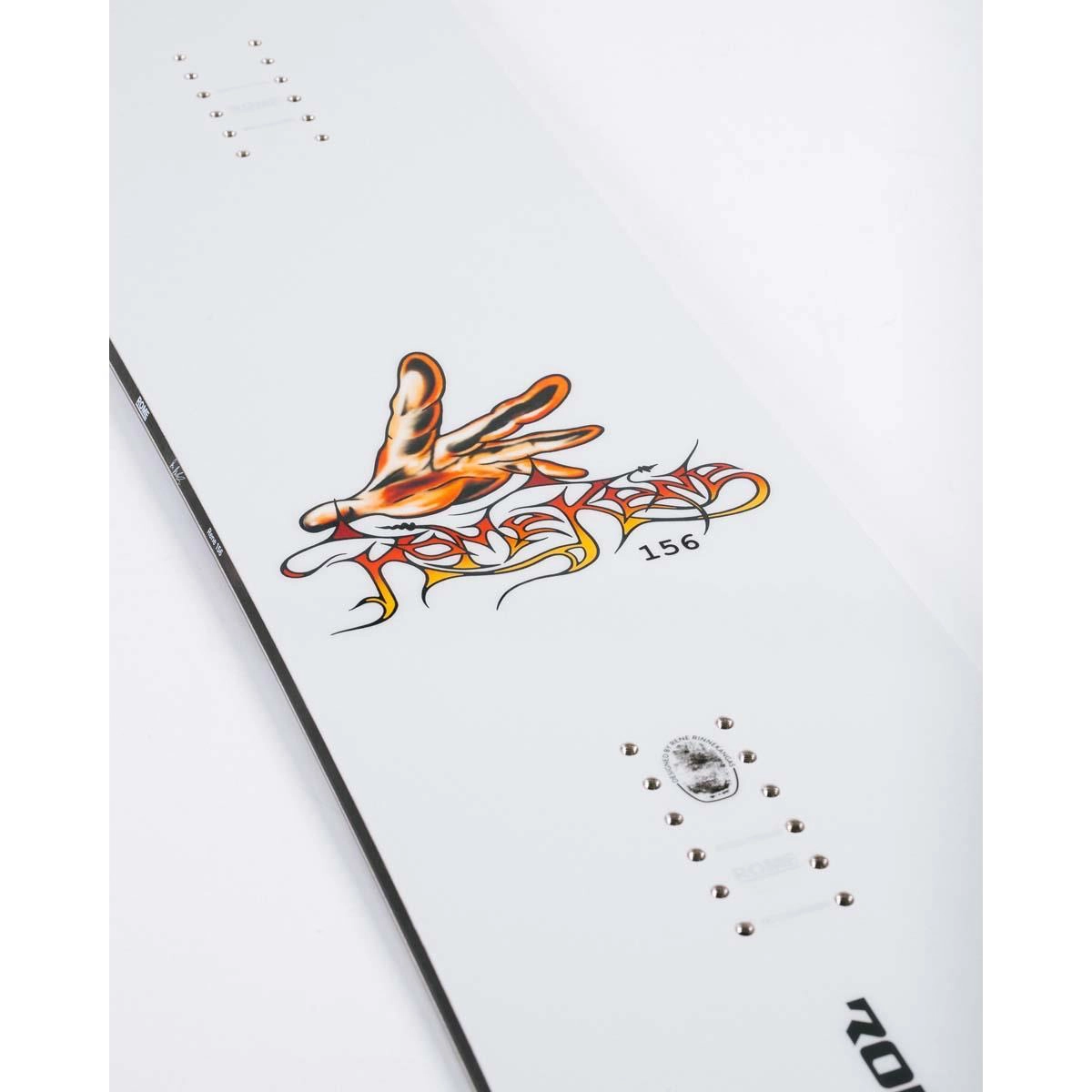 Planche de surf, œuvre d'art, graphisme, touches orange, finition soignée