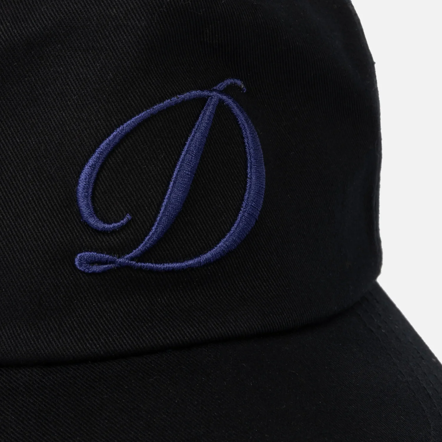 Casquette noire, broderie, monogramme bleu, visière incurvée