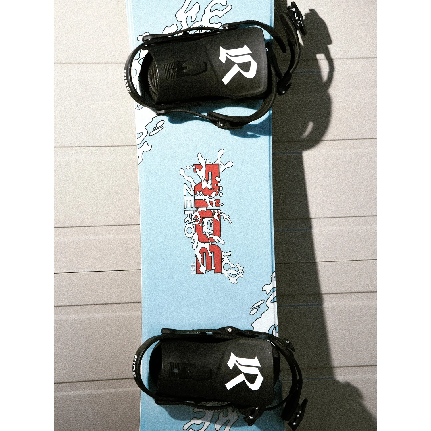 Zero Snowboard, Blaue Oberfläche, Schwarze Bindungen, Grafikmuster