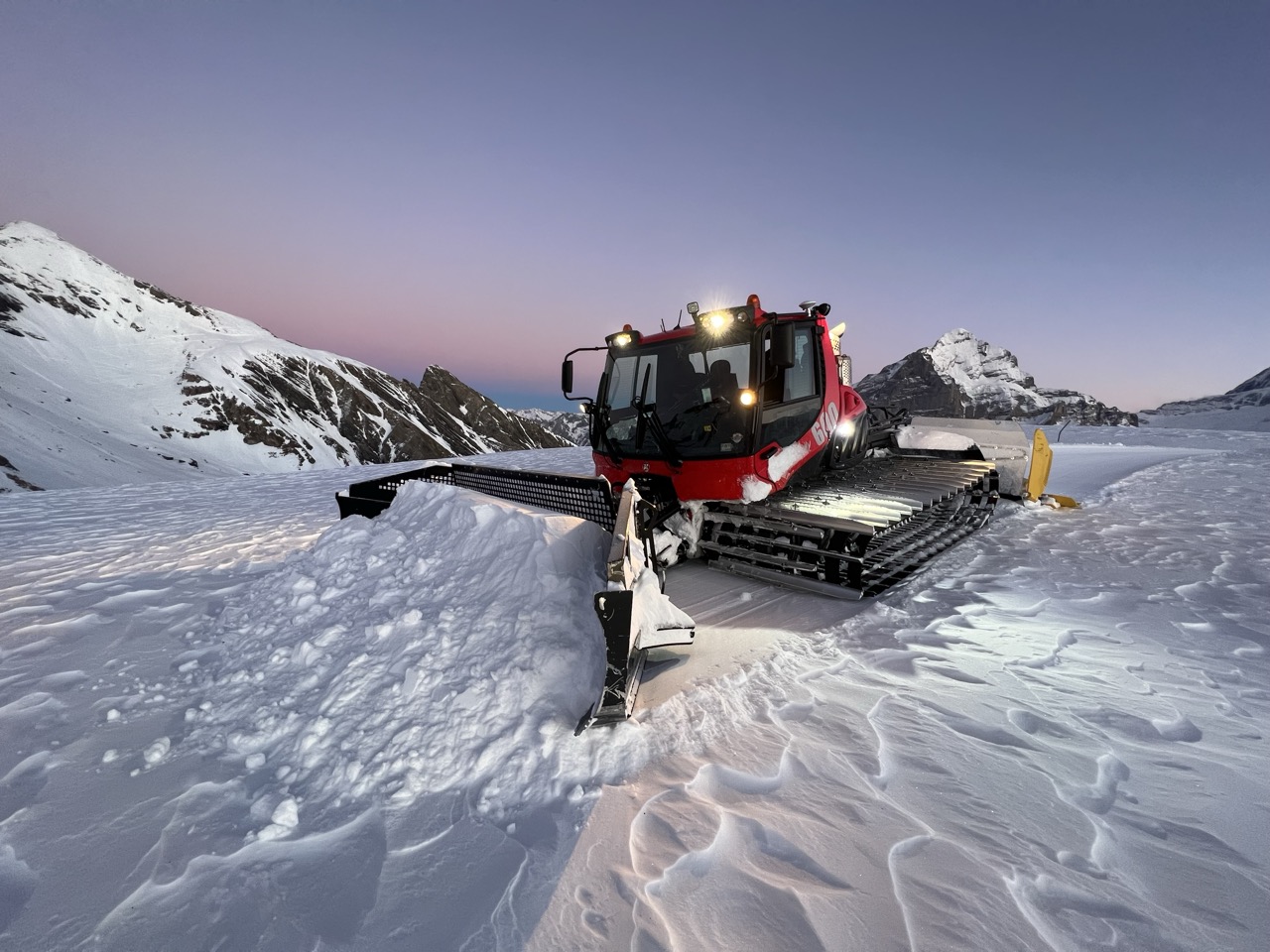 Bullyfahrer in Grindelwald Maschine, Traktor, Fahrzeug, Bulldozer, Schneepflug