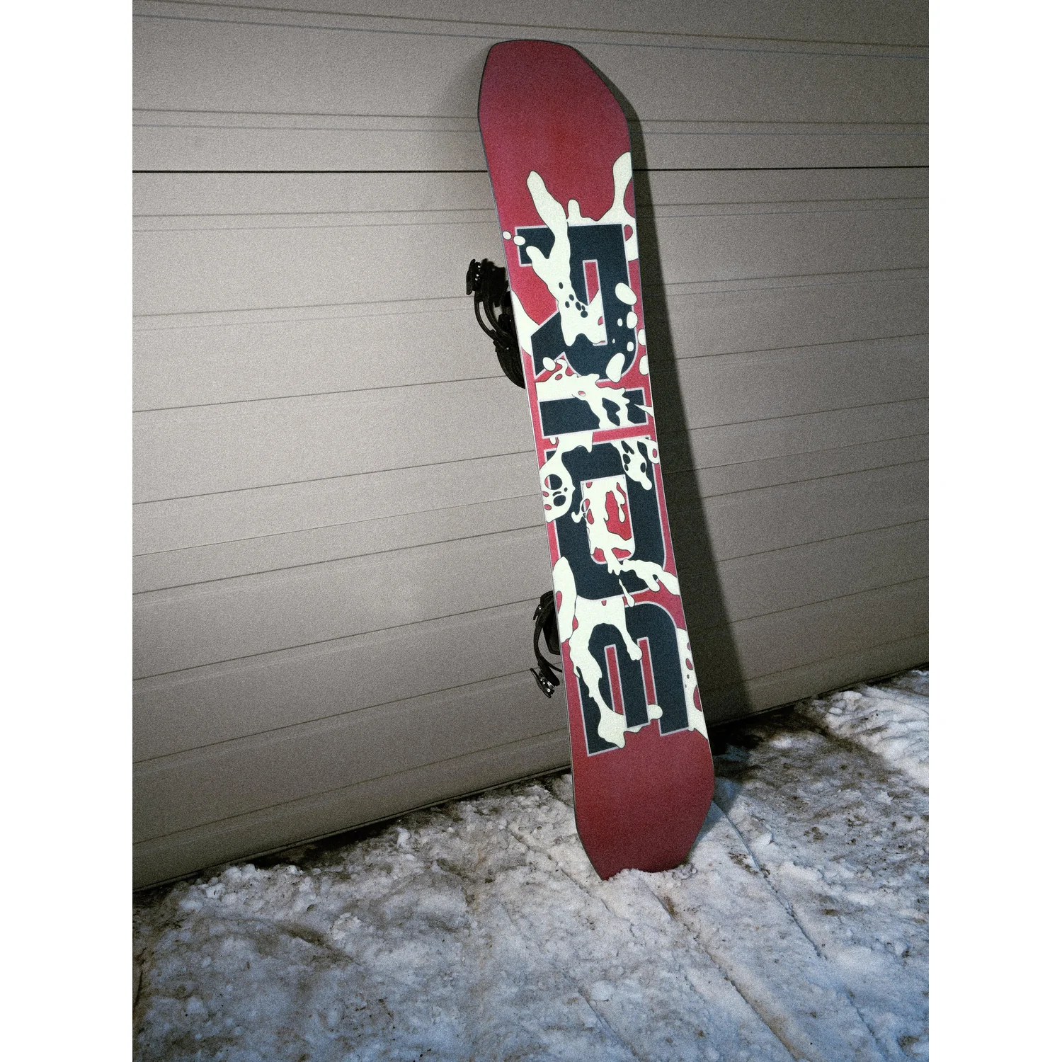 Zero Snowboard, Bordeauxrot, Schwarze Bindungen, Grafikdesign