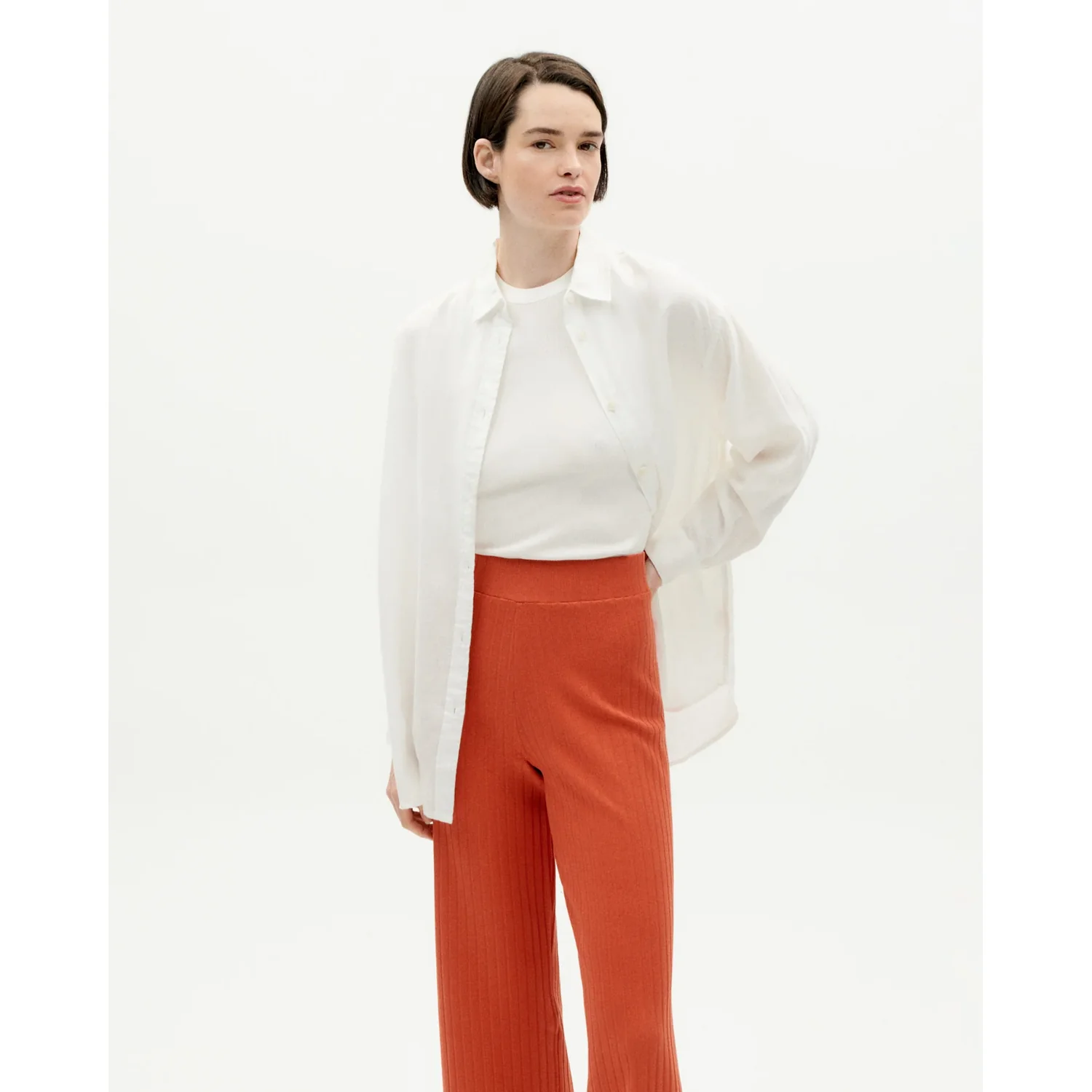 Dalia Trash Pants chemise blanche, t-shirt à manches longues, pantalon couleur terre cuite, maille côtelée, jambes larges
