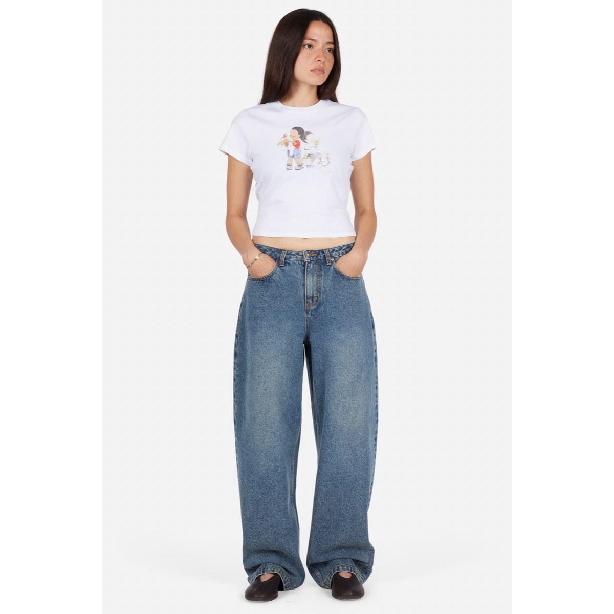 jeans, denim, jeans larges ?, taille haute ?, t-shirt, t-shirt, haut à motif, haut blanc, manches courtes, coupe universelle