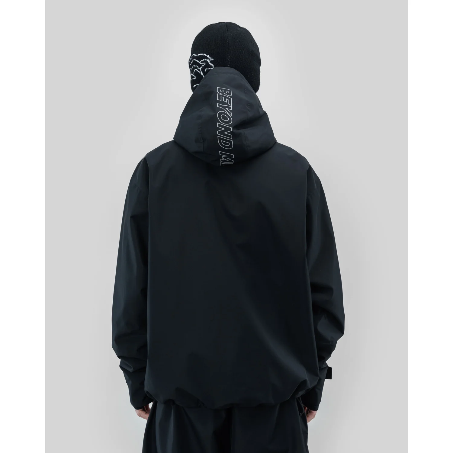 Schwarze Jacke, Kapuze, Windjacke, Stehkragen, Logoprint