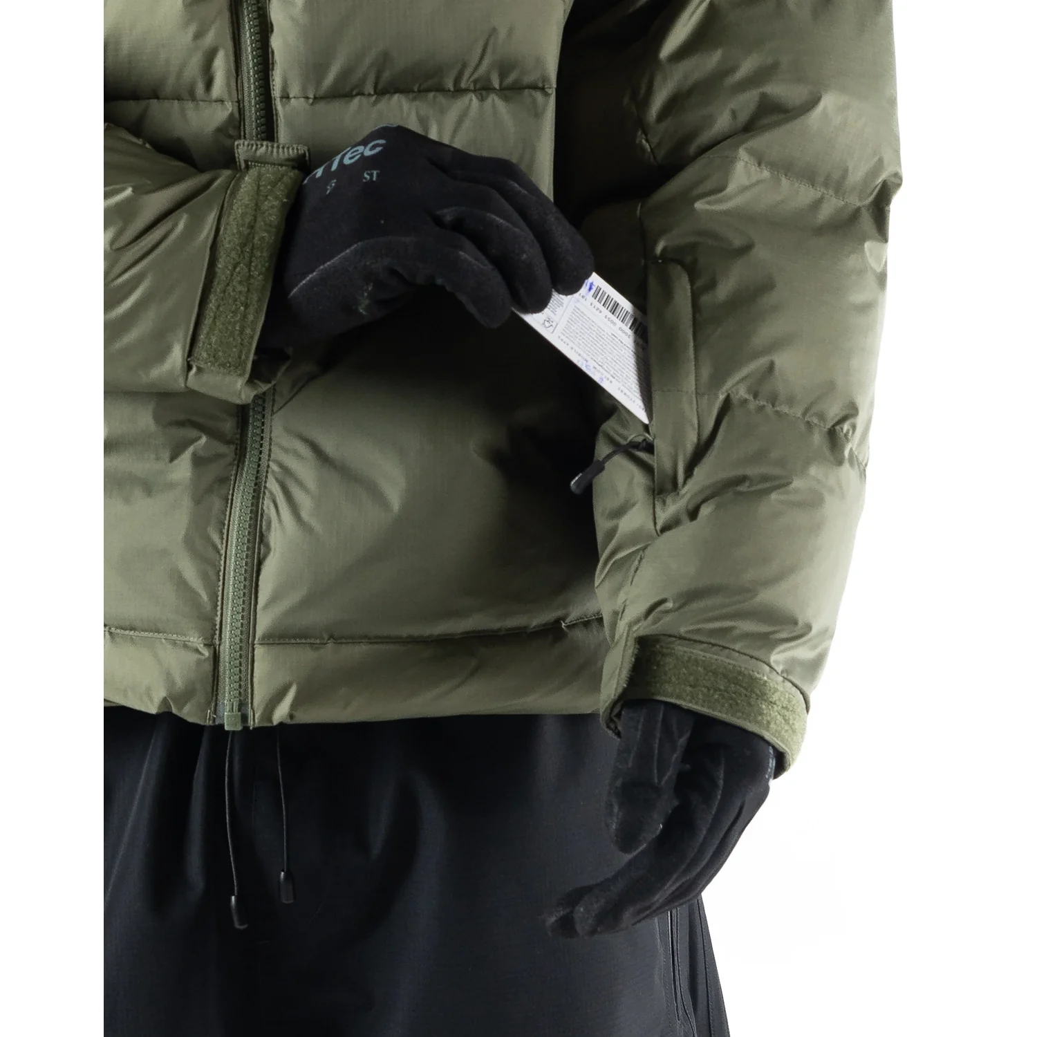 dunkle grüne jacke, pufferjacke, reißverschluss, hose schwarz, handschuhe, Steppjacke, Olivgrün, Reißverschluss, Klettverschluss, Stehkragen