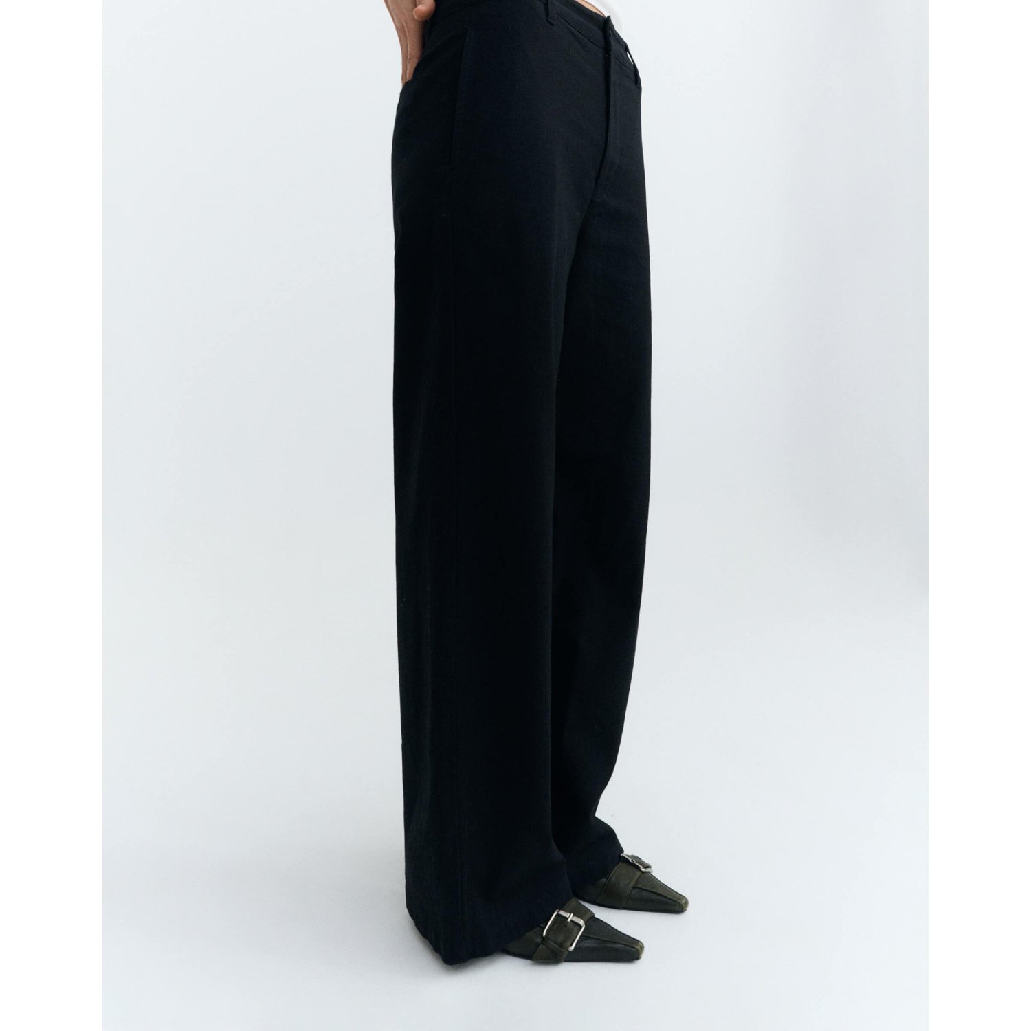 Pantalon, noir, coupe ample, passants de ceinture, mocassins