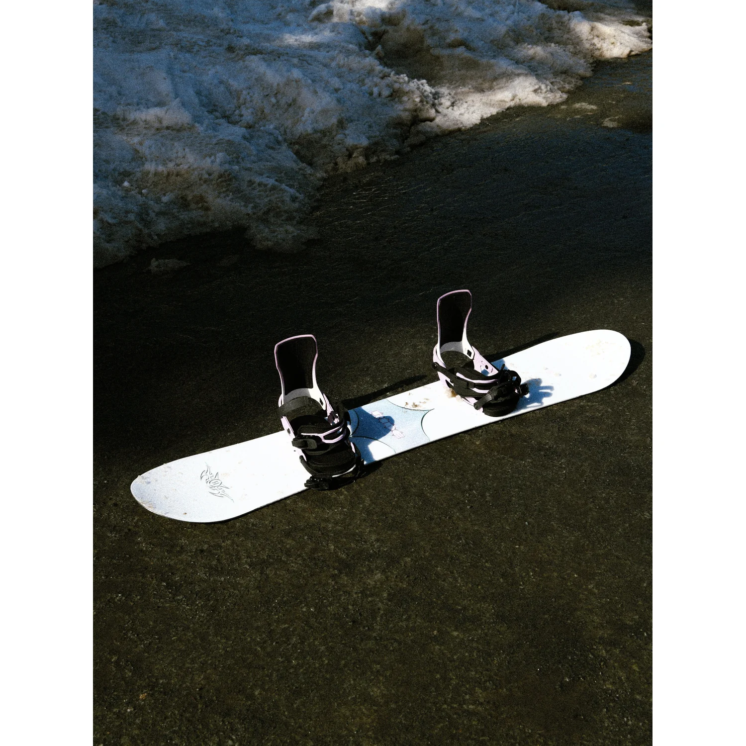 Snowboard, Weiße Oberfläche, Schwarze Bindungen, Zwei Bindungen, Wintersport