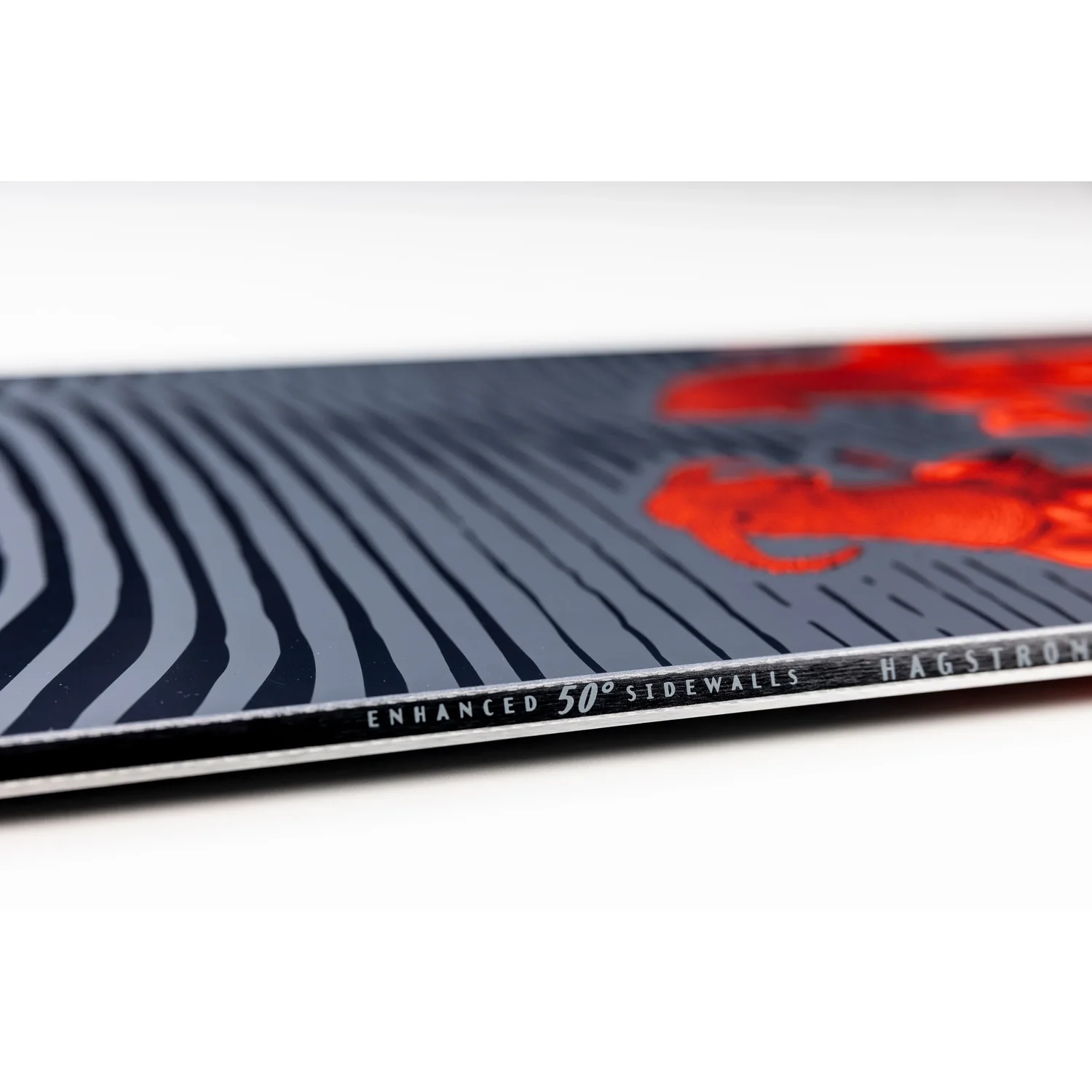OG Team Guest Shaper Wide Snowboard, grau-schwarz gestreift, rote Grafik, verstärkte Seitenwangen