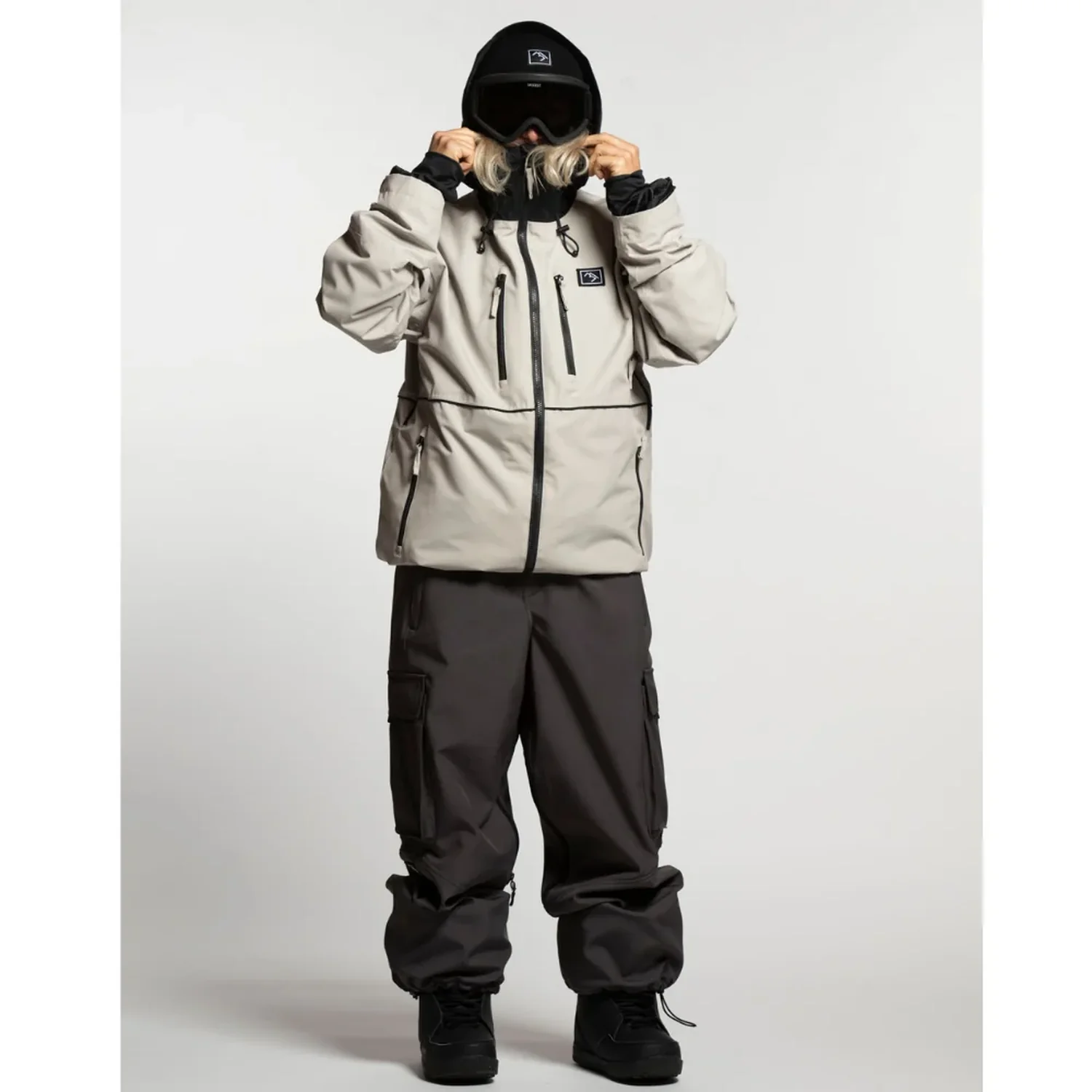 Apex Full Zip Jacket Veste de ski, pantalon de ski, veste beige, pantalon noir, capuche