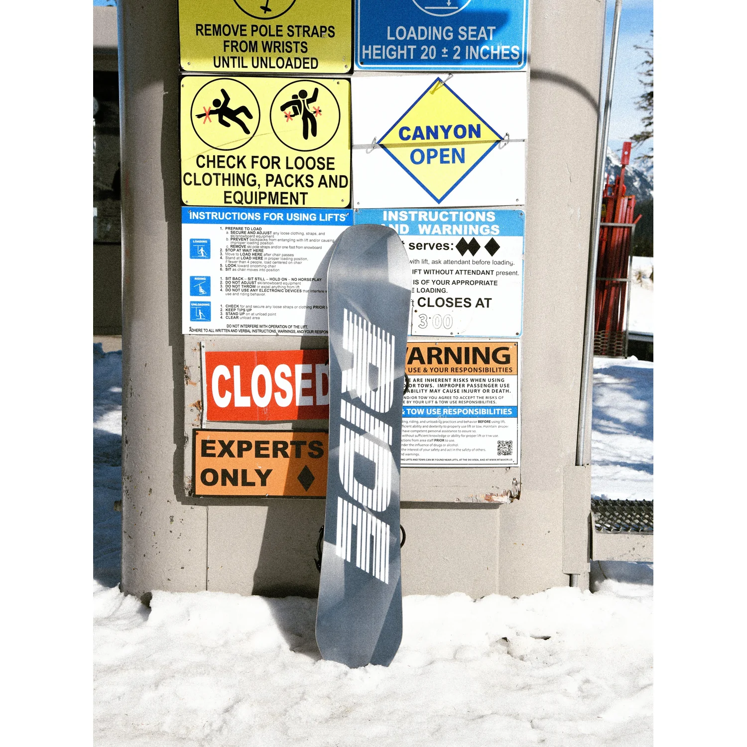 Moderator Snowboard, Graue Oberfläche, Weiße Grafik, Wintersportausrüstung