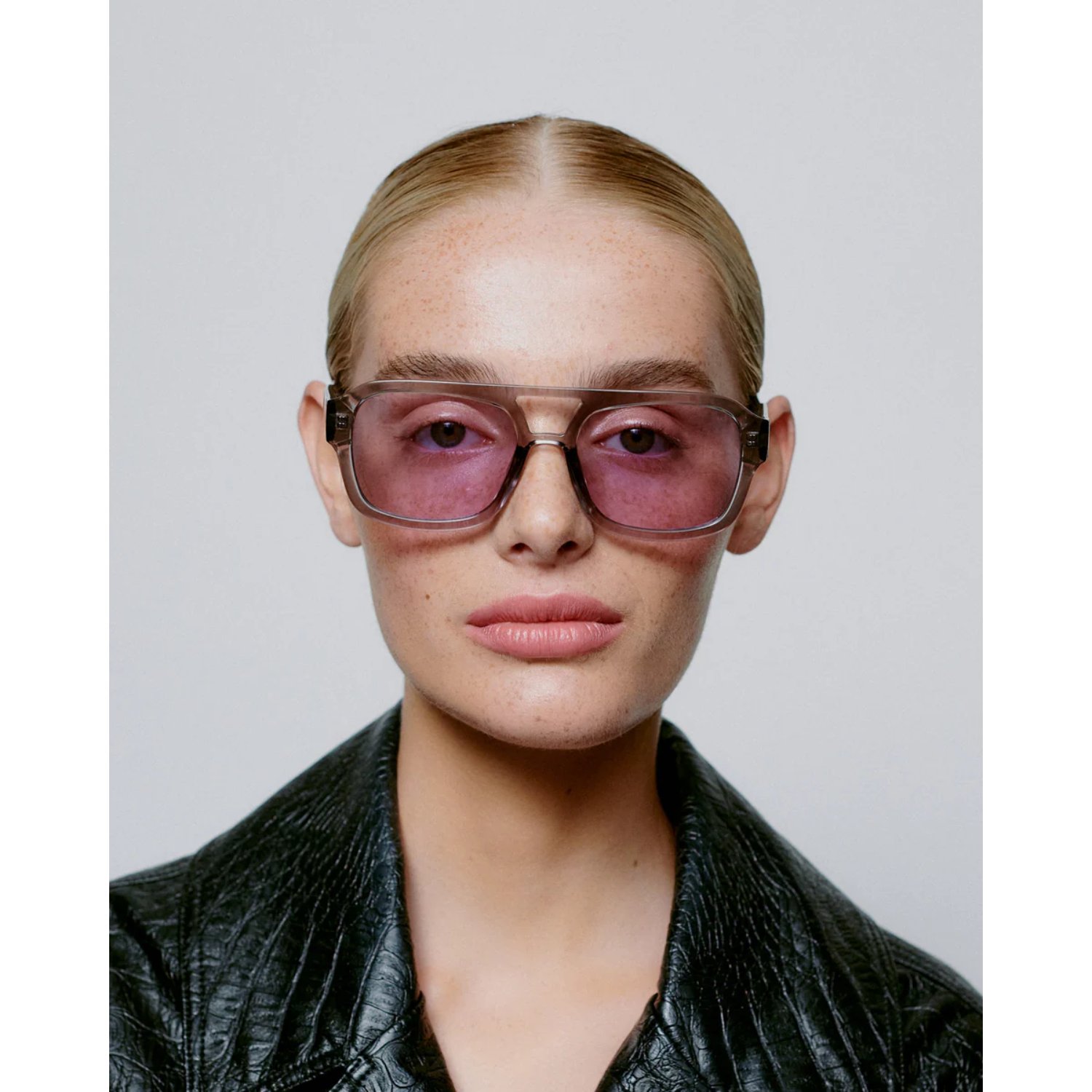 Kaya Sonnenbrille, Rosafarbene Gläser, Oversized-Brille, Kunstleder-Jacke, Nebeliger Hautkontakt