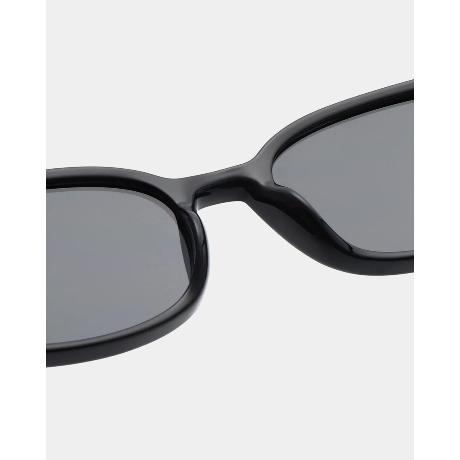 Lunettes de soleil, monture noire, verres rectangulaires, pont nasal, branches