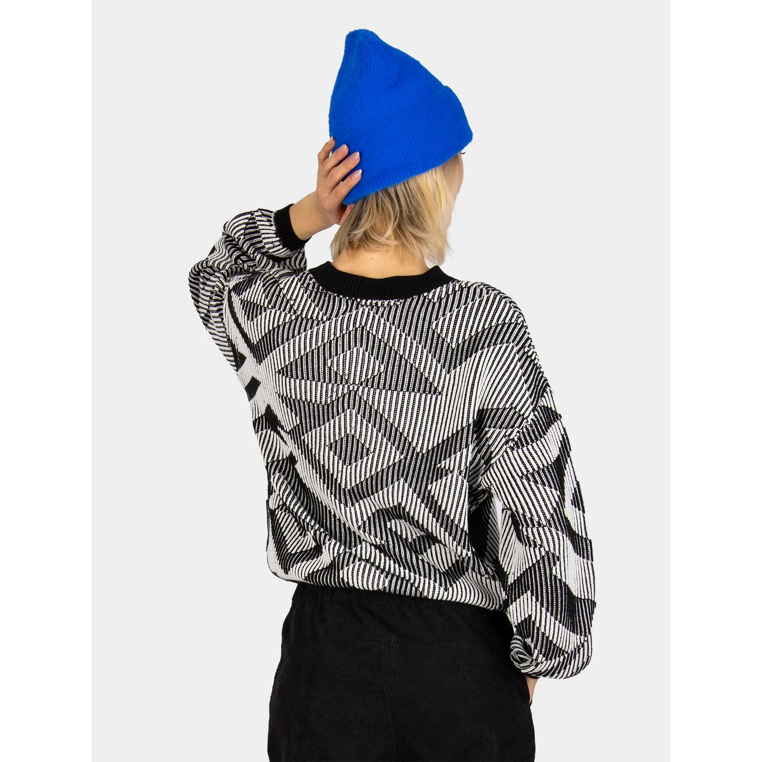 Ribby Knit Pull en maille, noir et blanc, motif géométrique, col rond, bonnet bleu