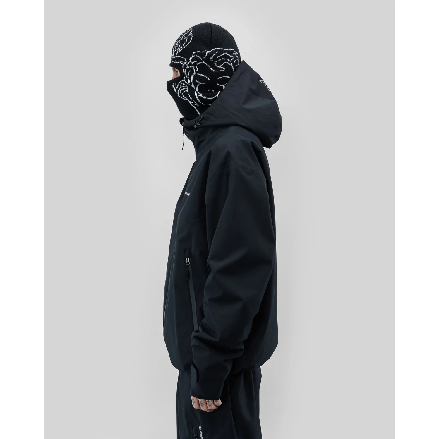Schwarze Jacke, Kapuze, Reißverschlusstaschen, Schwarze Sturmhaube, Grafikmuster