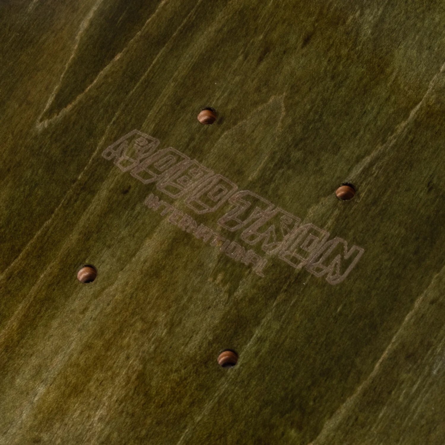 Toile, matière, motif perforé, vert, logo en relief