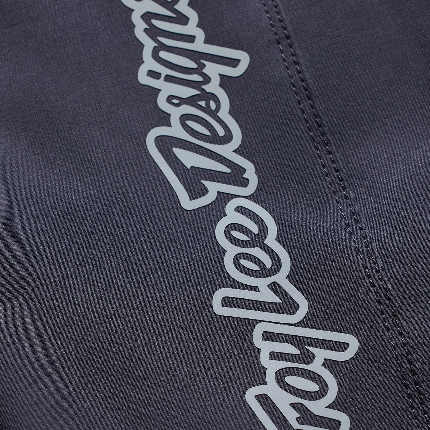 dunkelblauer Stoff, Logo-Aufdruck, Ziernaht