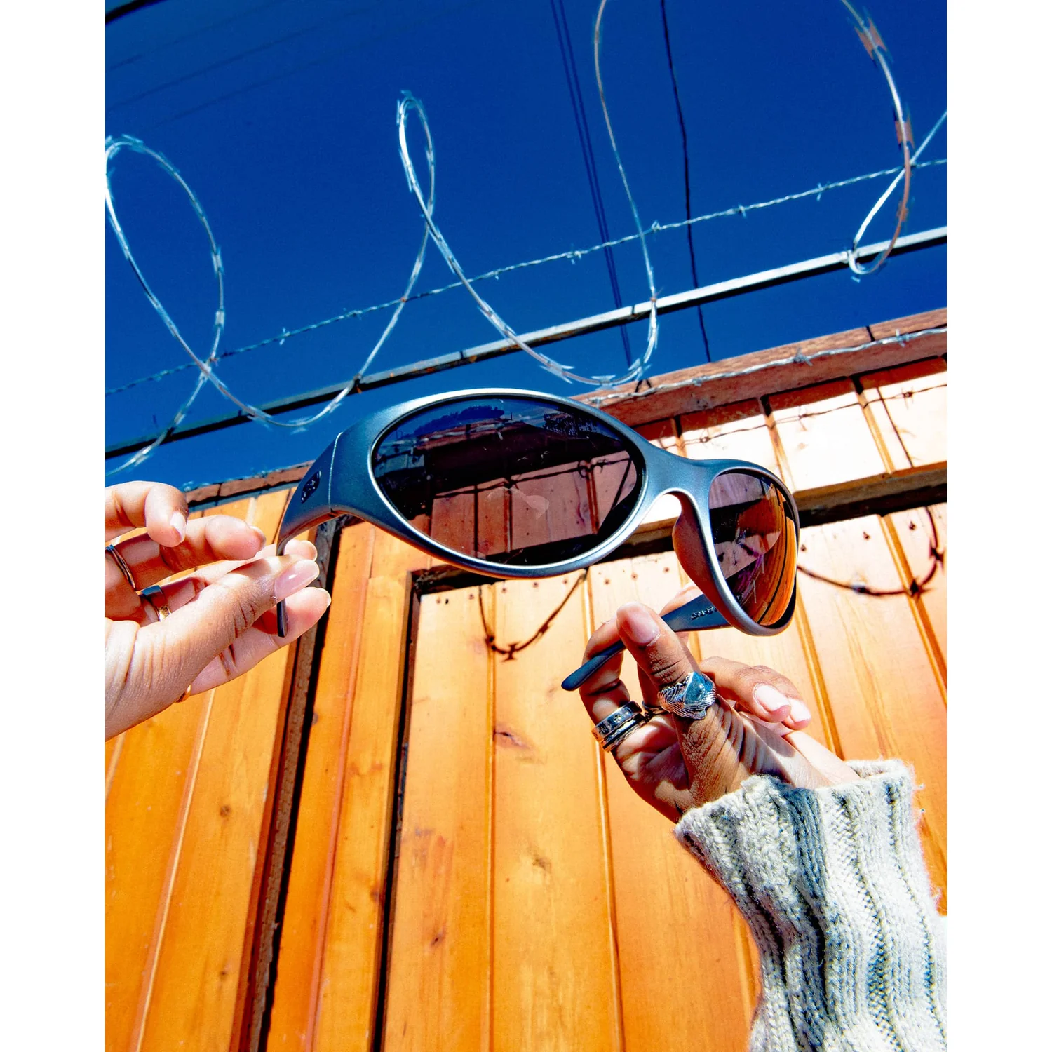 Sonnenbrille, Kunststoffgestell, Blaue Fassung, Getönte Gläser, Ovales Design