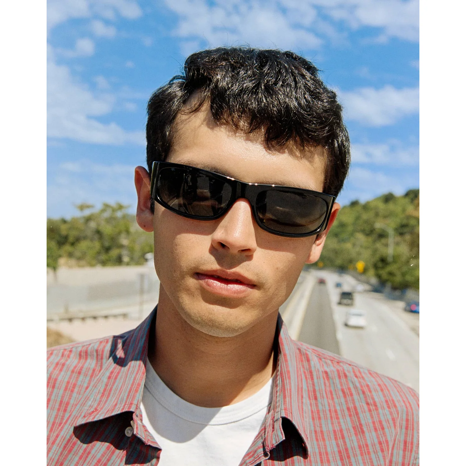 Sonnenbrille, schwarzer Rahmen, dunkle Gläser, rechteckige Gläser