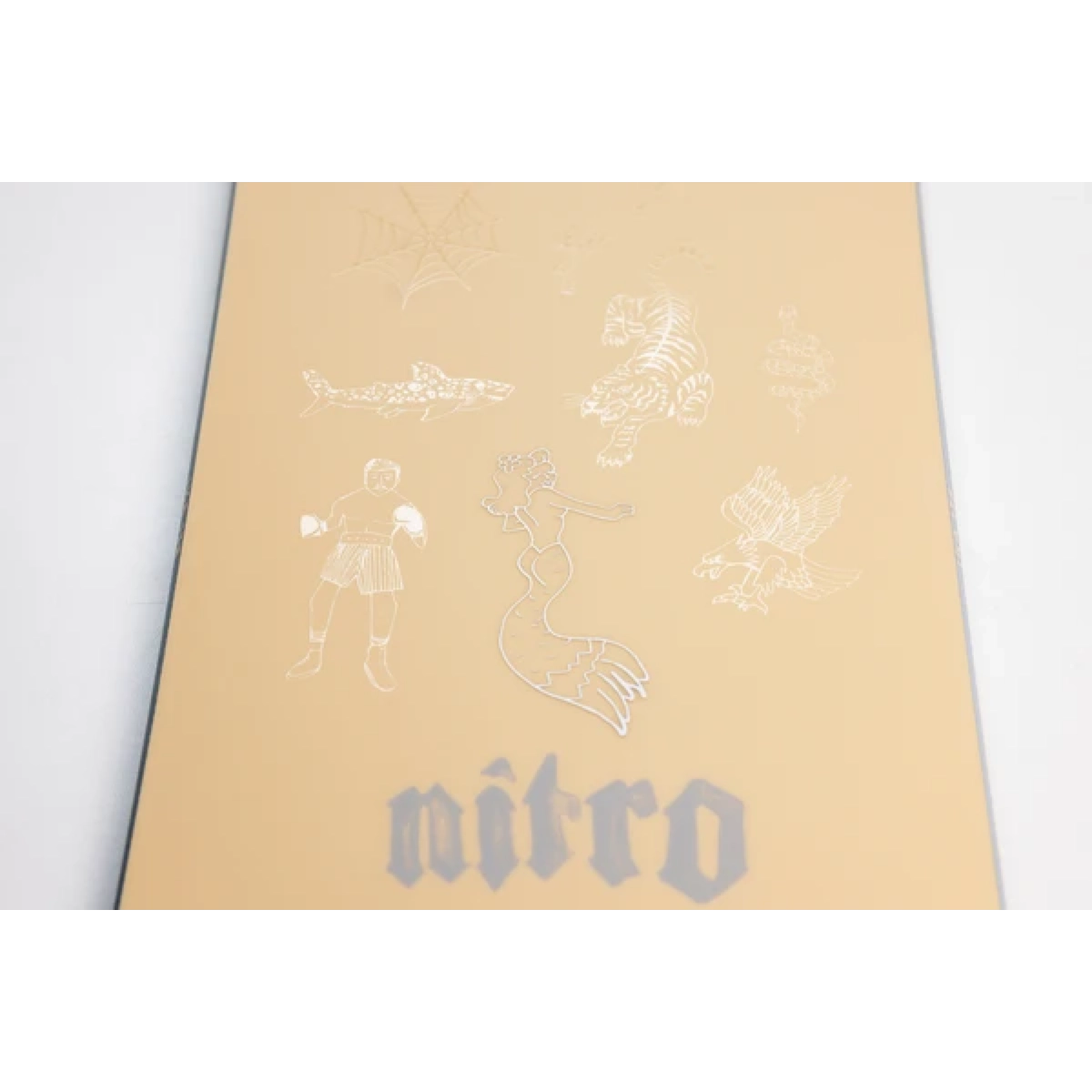 IKA skat, notro, skateboard, illustration, marron clair, plaque, gaufrage, créature mythique, dragon, talisman