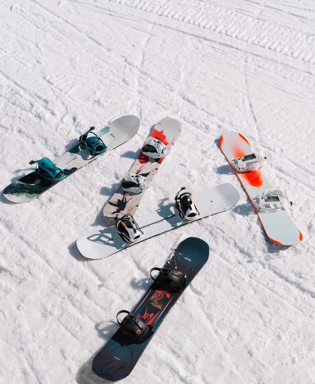 Snowboards, Snowboardbindungen, Schnee, Mehrfarbig