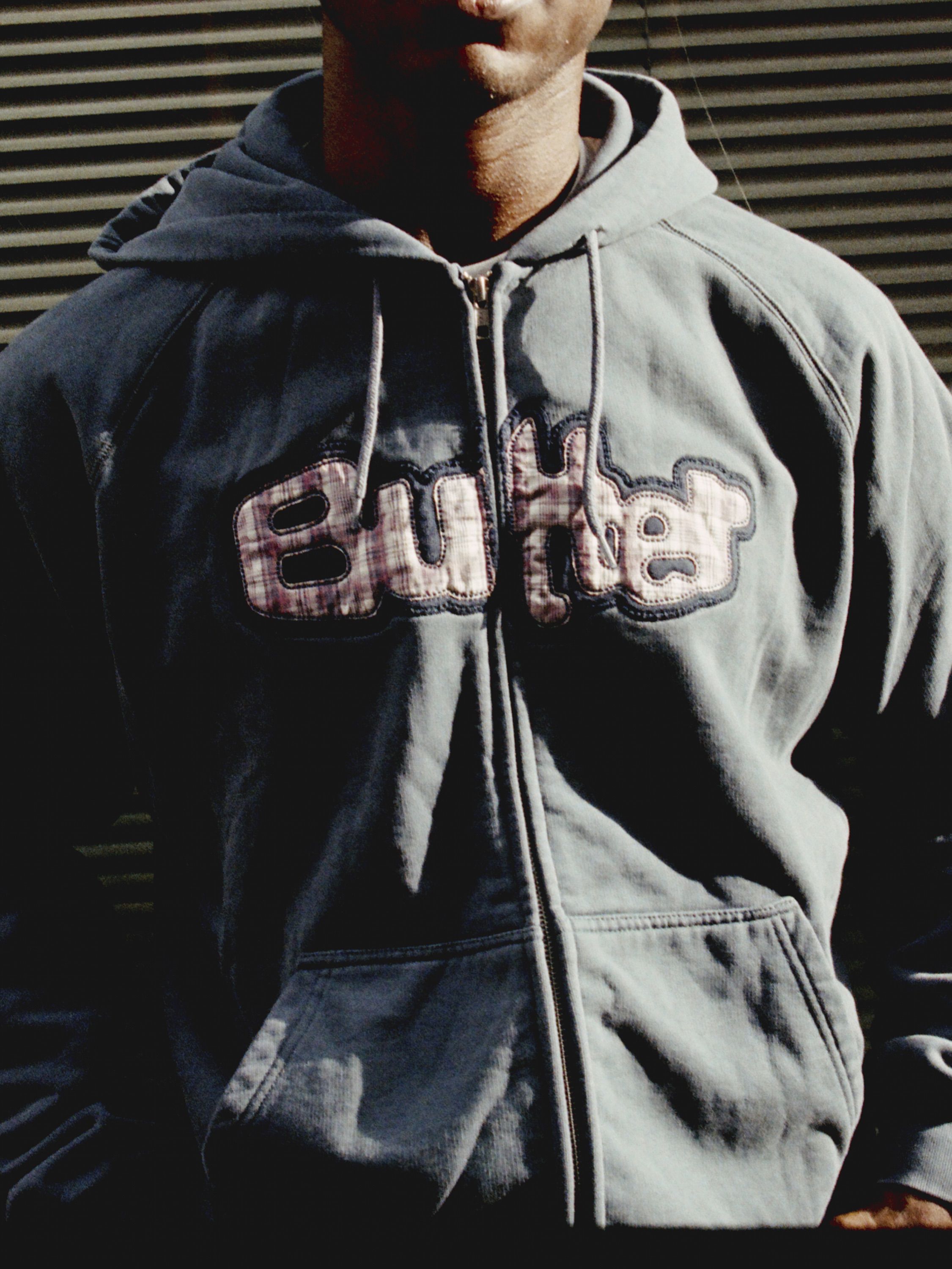 Hoodie, Reißverschluss, Vordertaschen, Kordelzug, aufgesticktes Panel