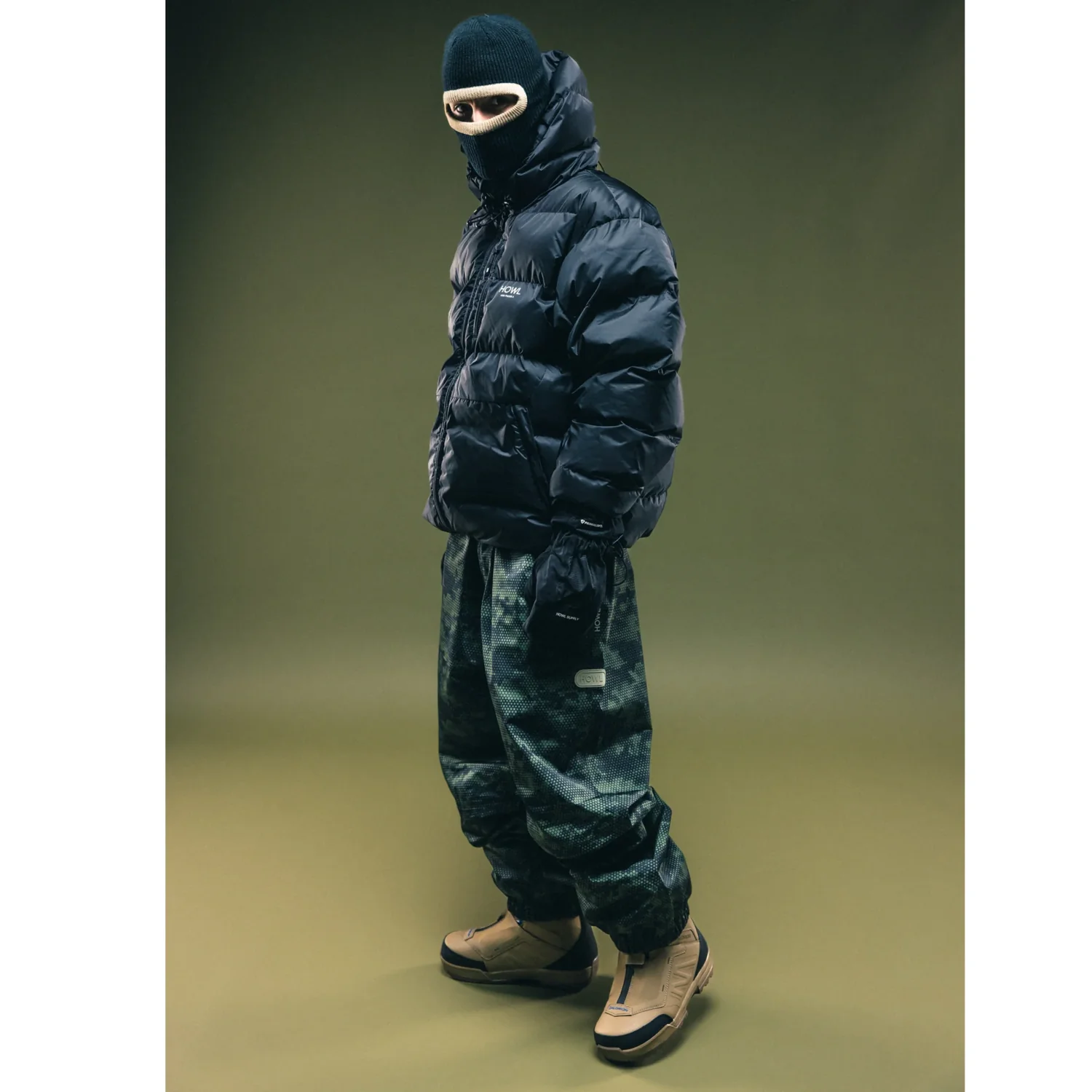 Puffy Jacket schwarze Daunenjacke, Steppjacke, Skihose, Tarnmuster, Schneestiefel