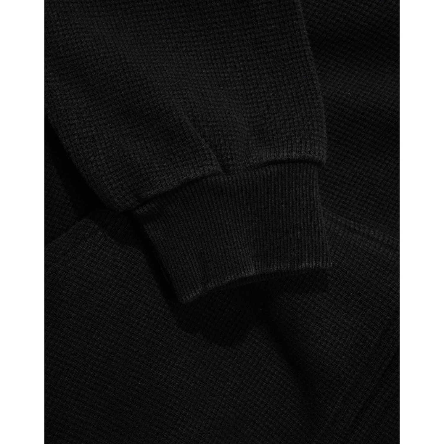 schwarzer Pullover, Waffelstruktur, Rippbündchen, langärmelig